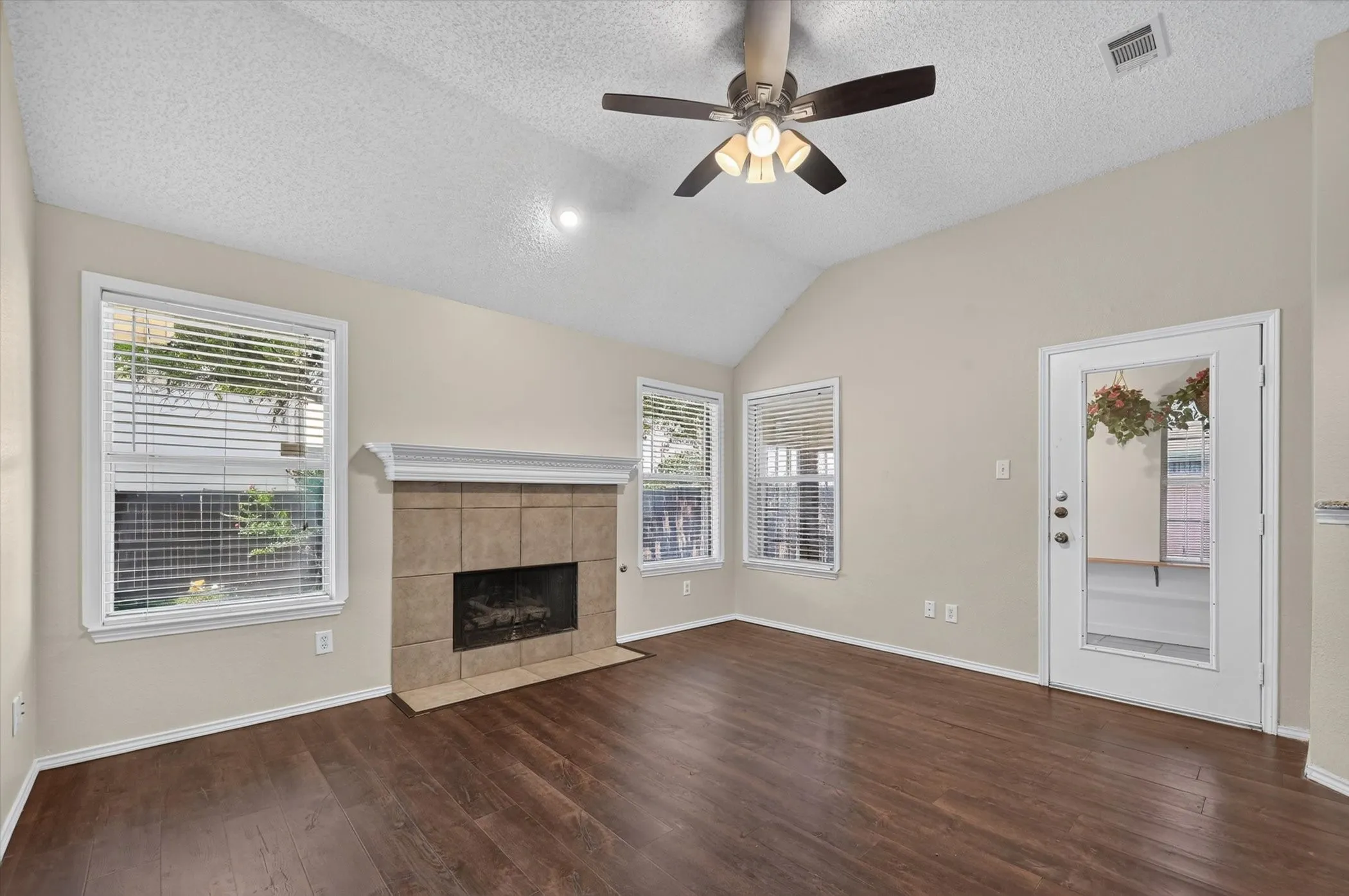 Single Family Residence For Rent in Collin County , 3960 Bexhill Drive, Plano, Texas 75025, 3 Bedroom, 2 Bathroom, 2 Garage spaces, 1,850 Sqft, built in 1995, mls#21347722, Real Estate Agent in Plano, Homes For Rent in Collin county, Homes For Rent in Plano, Realtor in Plano Texas, Real Estate Brokerage Independent Realty Texas, Luminita Cordes Realtor