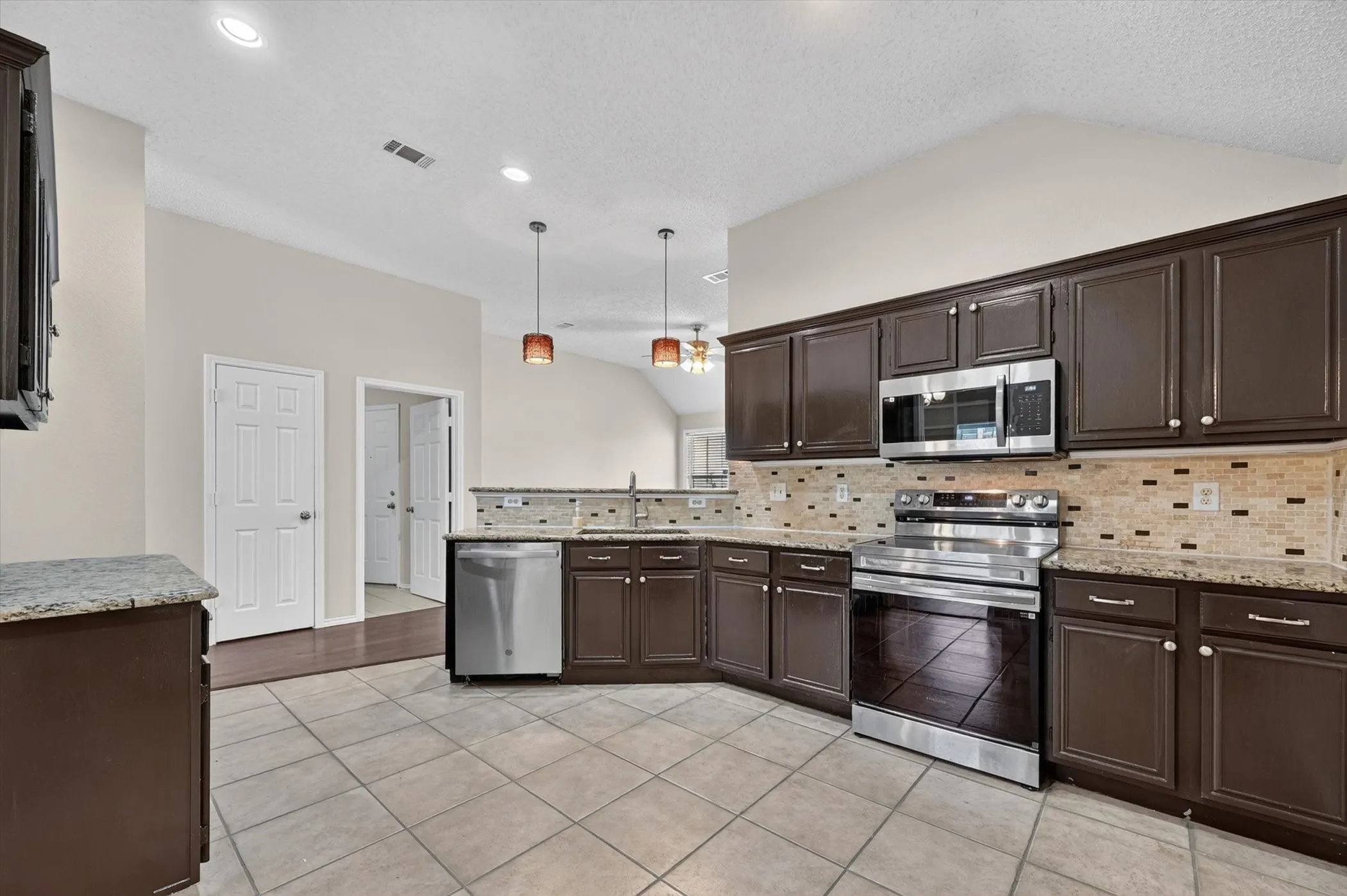 Single Family Residence For Rent in Collin County , 3960 Bexhill Drive, Plano, Texas 75025, 3 Bedroom, 2 Bathroom, 2 Garage spaces, 1,850 Sqft, built in 1995, mls#21347722, Real Estate Agent in Plano, Homes For Rent in Collin county, Homes For Rent in Plano, Realtor in Plano Texas, Real Estate Brokerage Independent Realty Texas, Luminita Cordes Realtor
