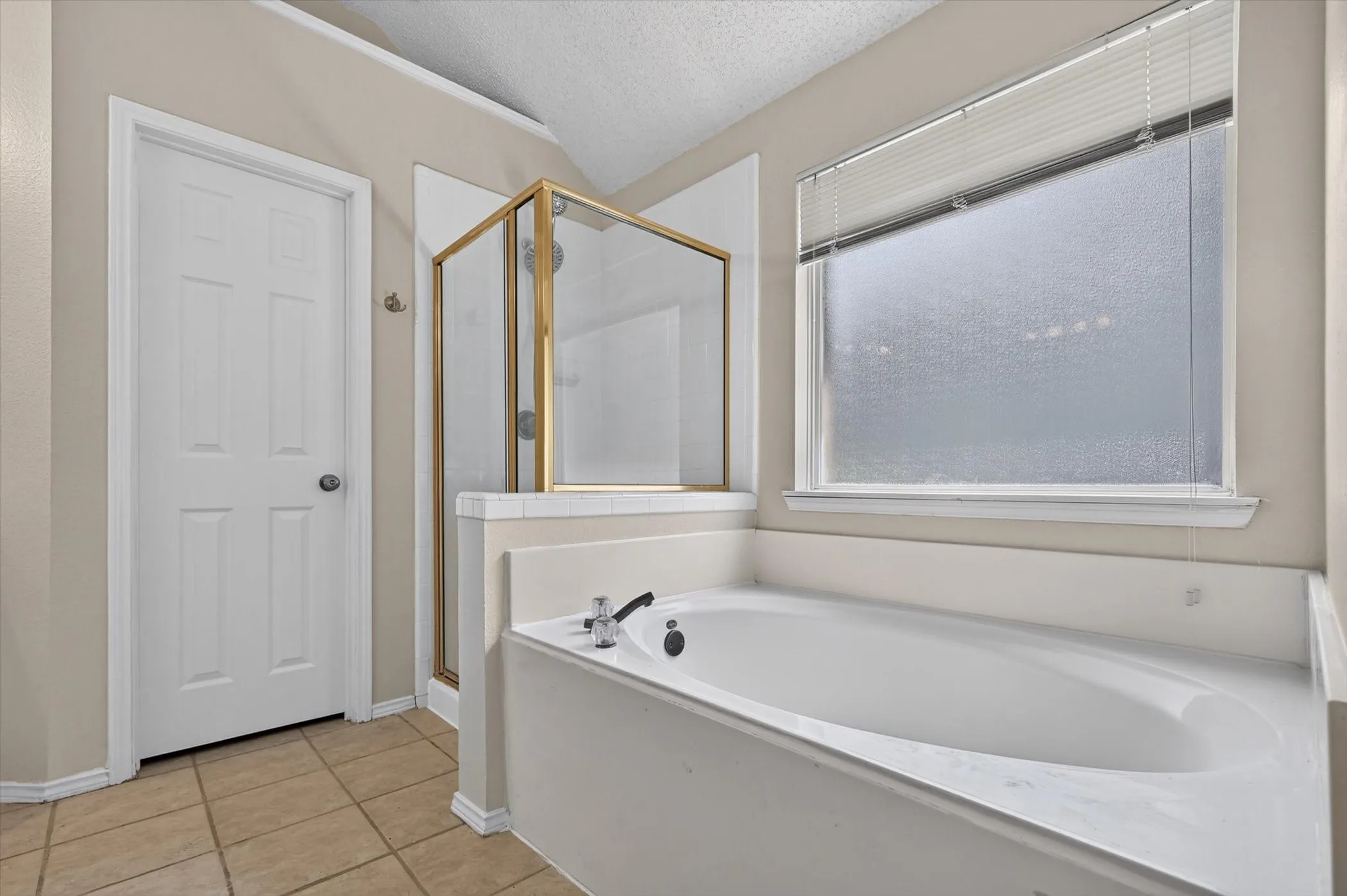 Single Family Residence For Rent in Collin County , 3960 Bexhill Drive, Plano, Texas 75025, 3 Bedroom, 2 Bathroom, 2 Garage spaces, 1,850 Sqft, built in 1995, mls#21347722, Real Estate Agent in Plano, Homes For Rent in Collin county, Homes For Rent in Plano, Realtor in Plano Texas, Real Estate Brokerage Independent Realty Texas, Luminita Cordes Realtor