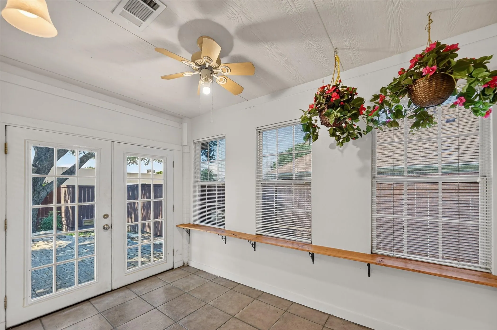 Single Family Residence For Rent in Collin County , 3960 Bexhill Drive, Plano, Texas 75025, 3 Bedroom, 2 Bathroom, 2 Garage spaces, 1,850 Sqft, built in 1995, mls#21347722, Real Estate Agent in Plano, Homes For Rent in Collin county, Homes For Rent in Plano, Realtor in Plano Texas, Real Estate Brokerage Independent Realty Texas, Luminita Cordes Realtor