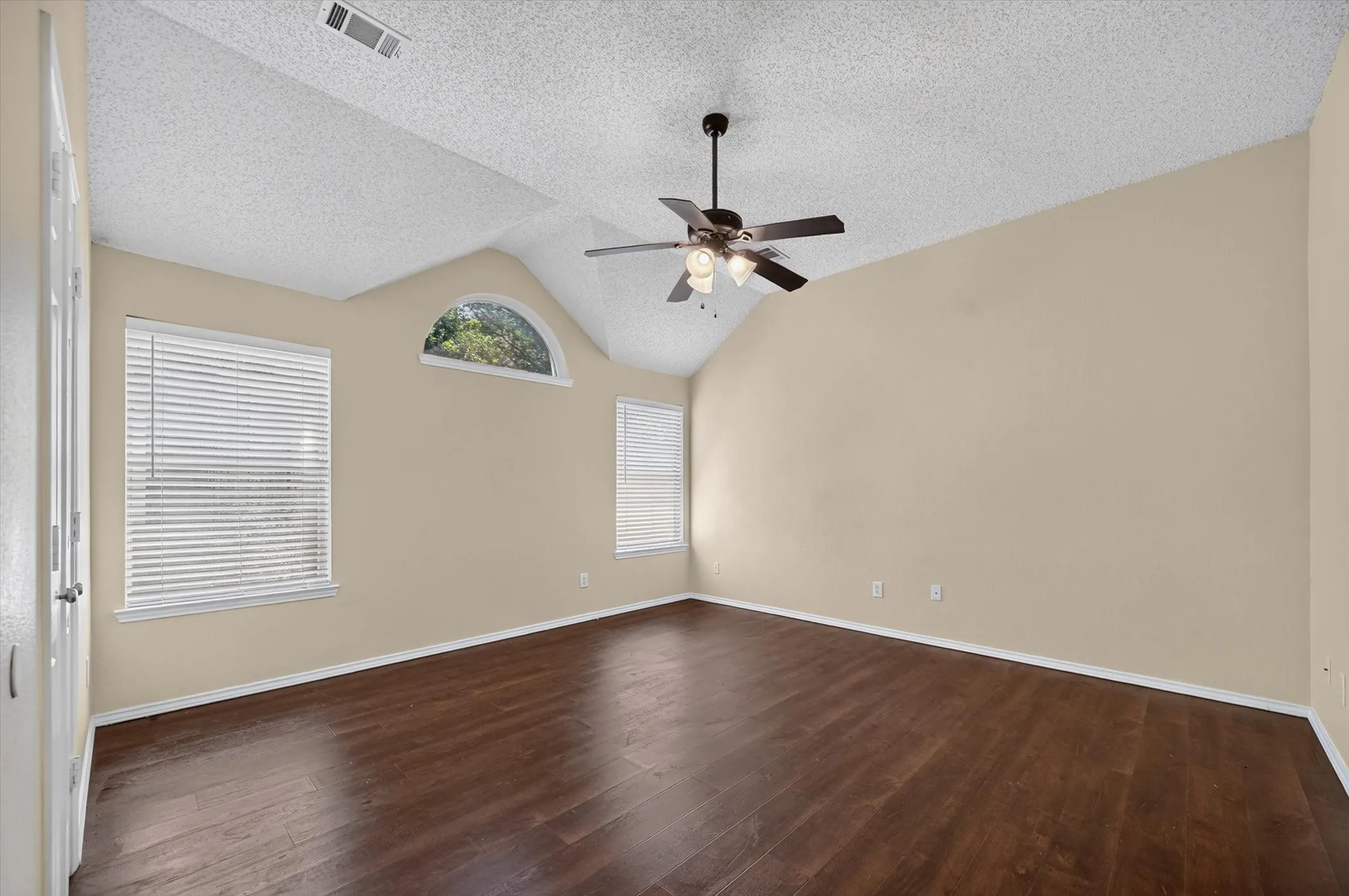 Single Family Residence For Rent in Collin County , 3960 Bexhill Drive, Plano, Texas 75025, 3 Bedroom, 2 Bathroom, 2 Garage spaces, 1,850 Sqft, built in 1995, mls#21347722, Real Estate Agent in Plano, Homes For Rent in Collin county, Homes For Rent in Plano, Realtor in Plano Texas, Real Estate Brokerage Independent Realty Texas, Luminita Cordes Realtor