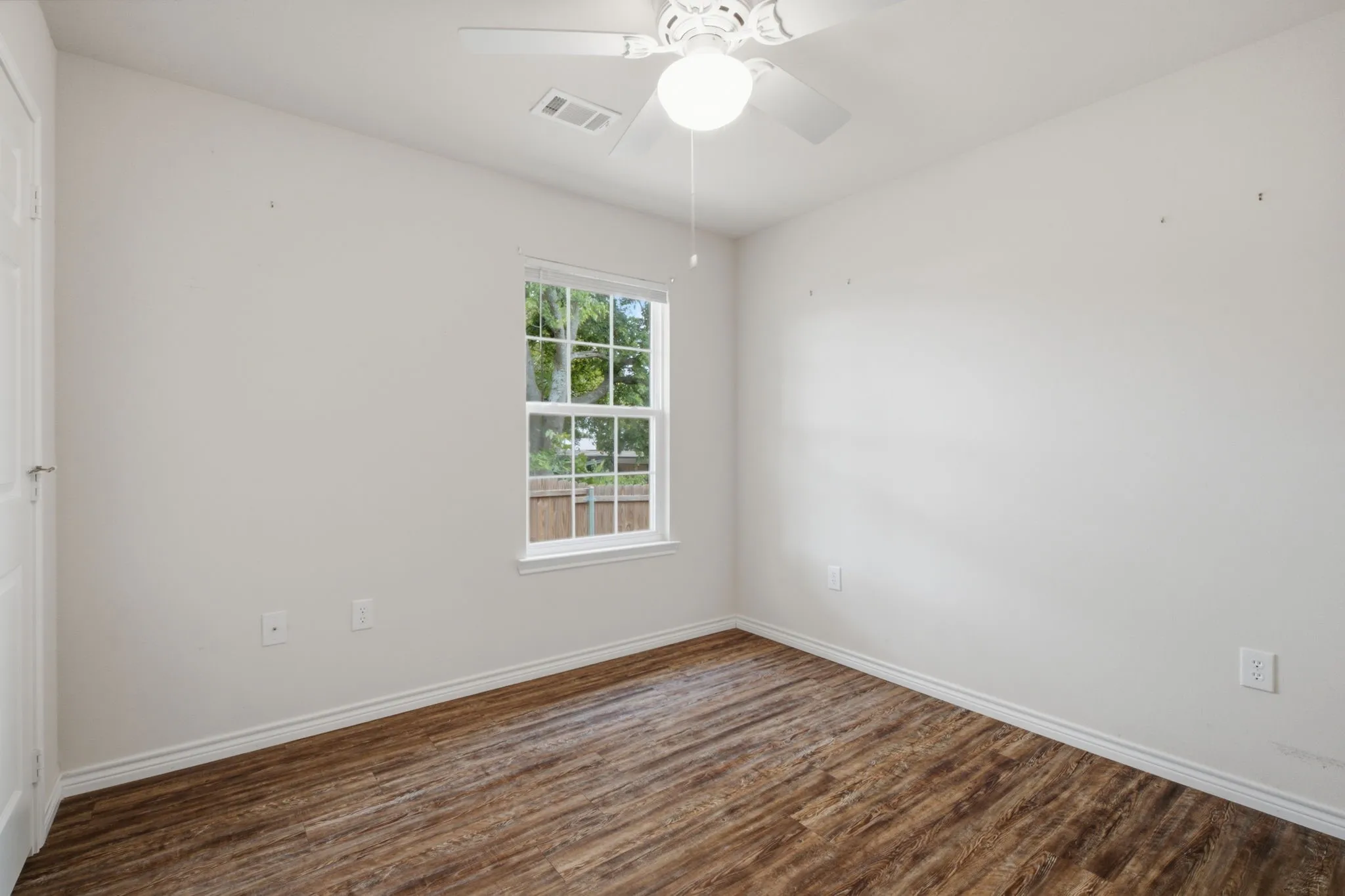 Single Family Residence For Sale in Grayson County , 114 Wade Street, Whitesboro, Texas 76273, 3 Bedroom, 2 Bathroom, 2 Garage spaces, 1,422 Sqft, built in 2019, mls#21340987, Real Estate Agent in Whitesboro, Homes For Sale in Grayson county, Homes For Sale in Whitesboro, Realtor in Whitesboro Texas, Real Estate Brokerage Independent Realty Texas, Luminita Cordes Realtor