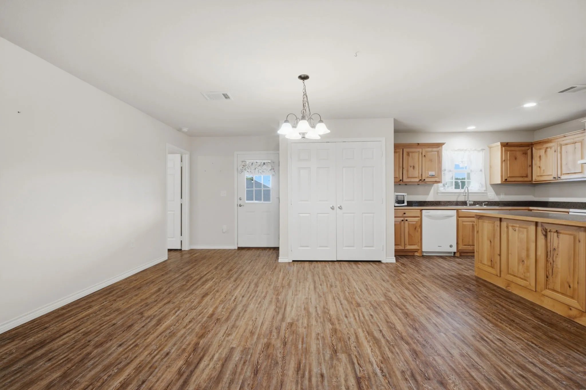 Single Family Residence For Sale in Grayson County , 114 Wade Street, Whitesboro, Texas 76273, 3 Bedroom, 2 Bathroom, 2 Garage spaces, 1,422 Sqft, built in 2019, mls#21340987, Real Estate Agent in Whitesboro, Homes For Sale in Grayson county, Homes For Sale in Whitesboro, Realtor in Whitesboro Texas, Real Estate Brokerage Independent Realty Texas, Luminita Cordes Realtor