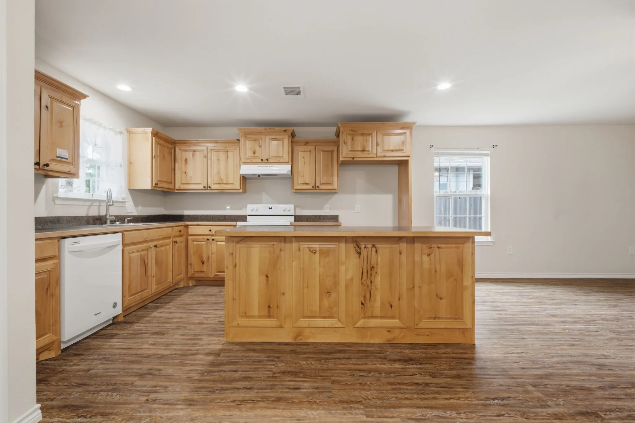 Single Family Residence For Sale in Grayson County , 114 Wade Street, Whitesboro, Texas 76273, 3 Bedroom, 2 Bathroom, 2 Garage spaces, 1,422 Sqft, built in 2019, mls#21340987, Real Estate Agent in Whitesboro, Homes For Sale in Grayson county, Homes For Sale in Whitesboro, Realtor in Whitesboro Texas, Real Estate Brokerage Independent Realty Texas, Luminita Cordes Realtor