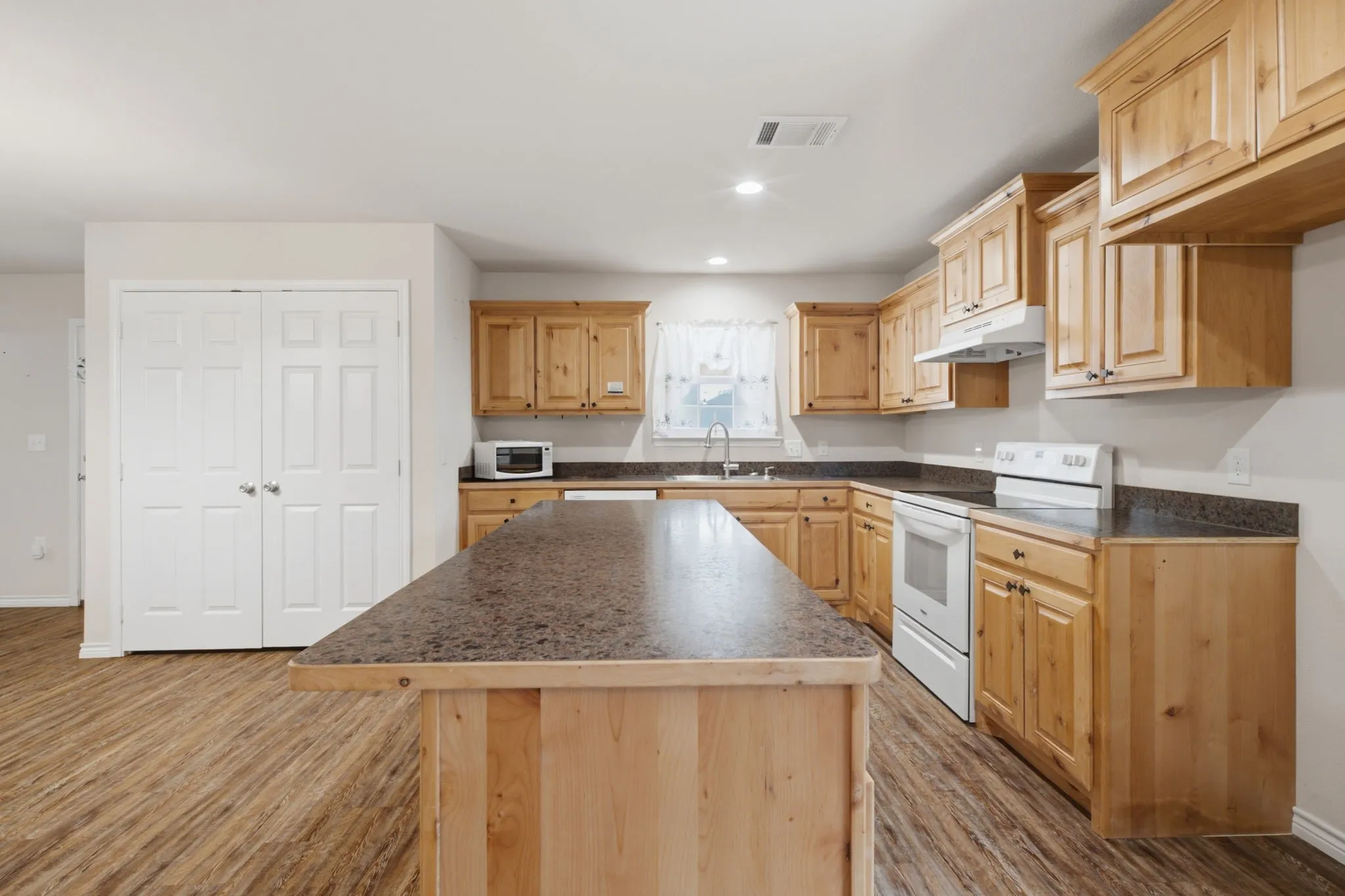 Single Family Residence For Sale in Grayson County , 114 Wade Street, Whitesboro, Texas 76273, 3 Bedroom, 2 Bathroom, 2 Garage spaces, 1,422 Sqft, built in 2019, mls#21340987, Real Estate Agent in Whitesboro, Homes For Sale in Grayson county, Homes For Sale in Whitesboro, Realtor in Whitesboro Texas, Real Estate Brokerage Independent Realty Texas, Luminita Cordes Realtor