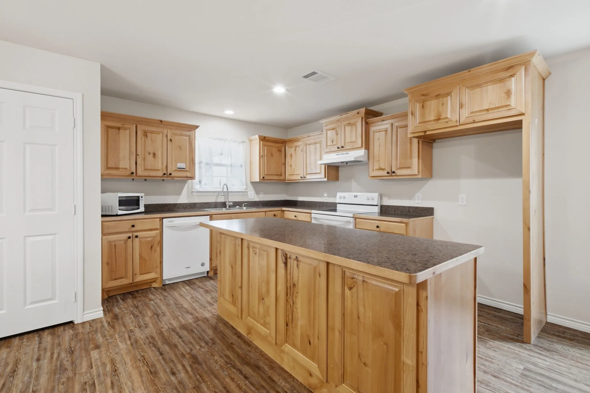 Single Family Residence For Sale in Grayson County , 114 Wade Street, Whitesboro, Texas 76273, 3 Bedroom, 2 Bathroom, 2 Garage spaces, 1,422 Sqft, built in 2019, mls#21340987, Real Estate Agent in Whitesboro, Homes For Sale in Grayson county, Homes For Sale in Whitesboro, Realtor in Whitesboro Texas, Real Estate Brokerage Independent Realty Texas, Luminita Cordes Realtor