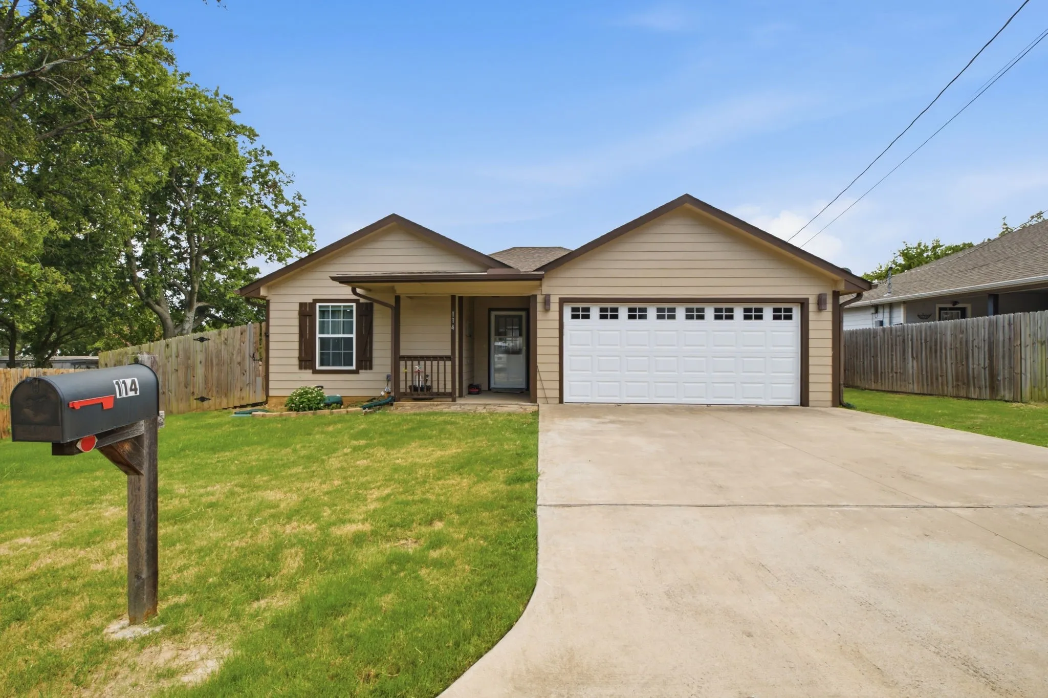 Single Family Residence For Sale in Grayson County , 114 Wade Street, Whitesboro, Texas 76273, 3 Bedroom, 2 Bathroom, 2 Garage spaces, 1,422 Sqft, built in 2019, mls#21340987, Real Estate Agent in Whitesboro, Homes For Sale in Grayson county, Homes For Sale in Whitesboro, Realtor in Whitesboro Texas, Real Estate Brokerage Independent Realty Texas, Luminita Cordes Realtor