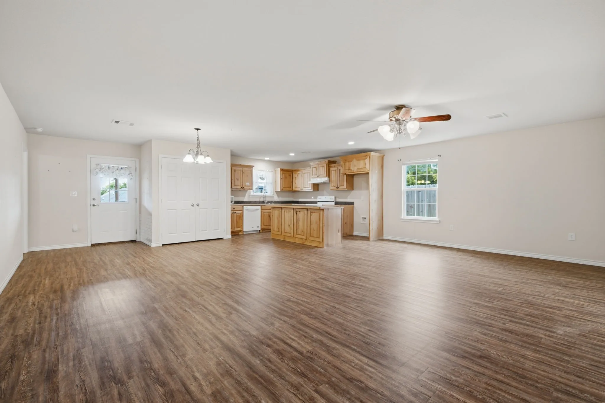 Single Family Residence For Sale in Grayson County , 114 Wade Street, Whitesboro, Texas 76273, 3 Bedroom, 2 Bathroom, 2 Garage spaces, 1,422 Sqft, built in 2019, mls#21340987, Real Estate Agent in Whitesboro, Homes For Sale in Grayson county, Homes For Sale in Whitesboro, Realtor in Whitesboro Texas, Real Estate Brokerage Independent Realty Texas, Luminita Cordes Realtor