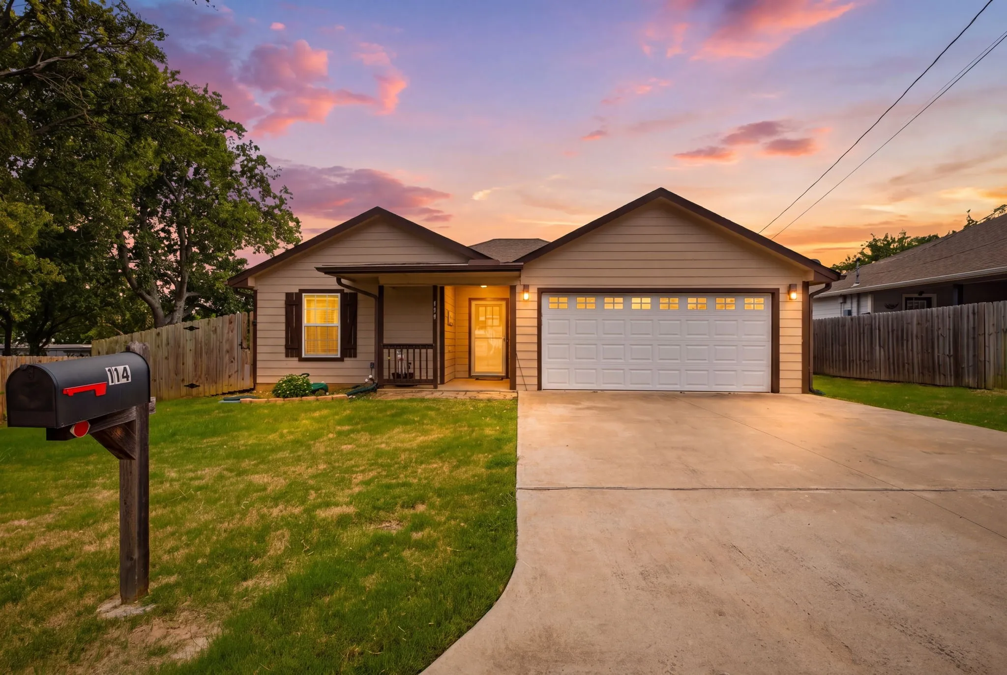 Single Family Residence For Sale in Grayson County , 114 Wade Street, Whitesboro, Texas 76273, 3 Bedroom, 2 Bathroom, 2 Garage spaces, 1,422 Sqft, built in 2019, mls#21340987, Real Estate Agent in Whitesboro, Homes For Sale in Grayson county, Homes For Sale in Whitesboro, Realtor in Whitesboro Texas, Real Estate Brokerage Independent Realty Texas, Luminita Cordes Realtor