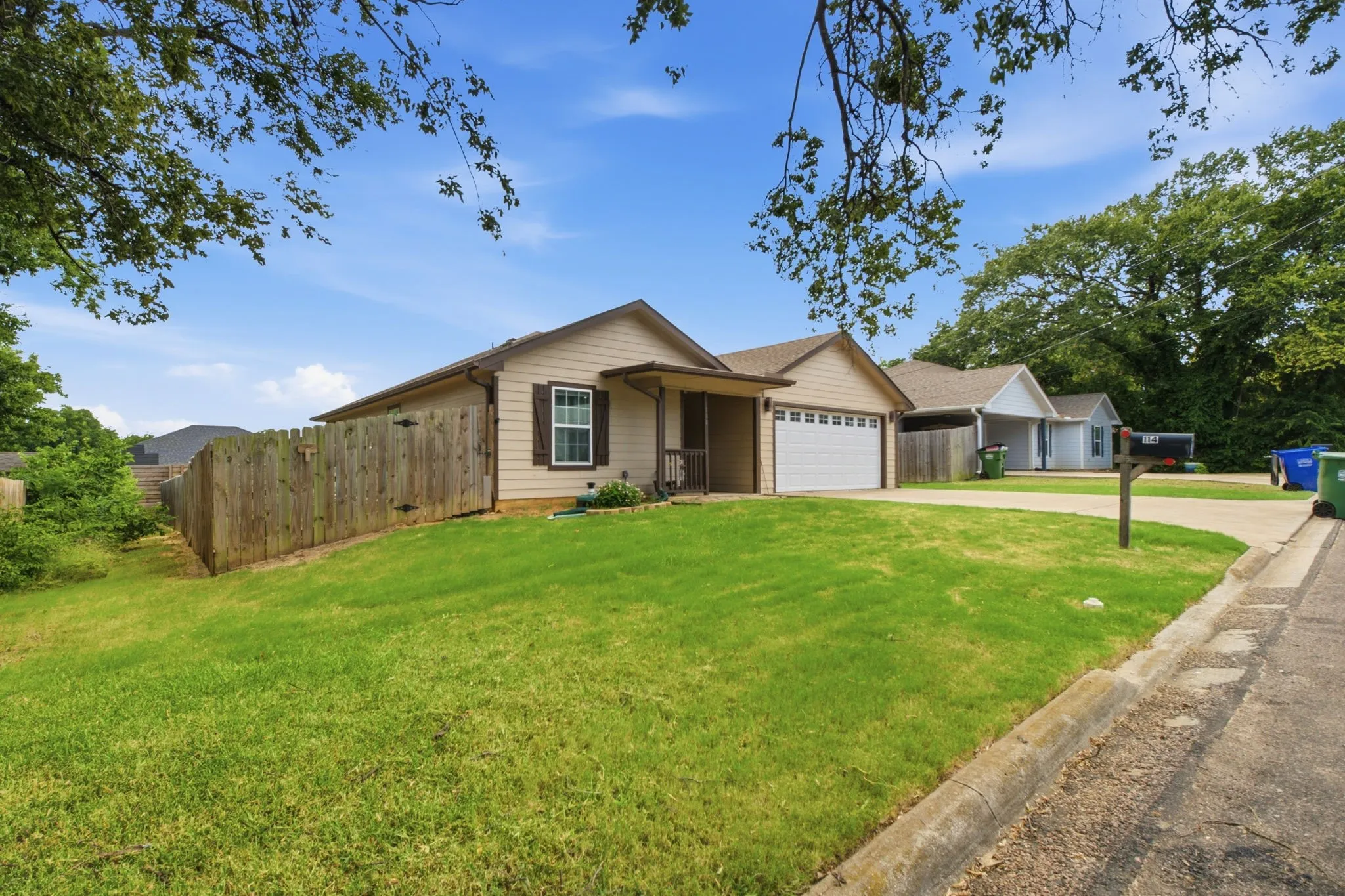 Single Family Residence For Sale in Grayson County , 114 Wade Street, Whitesboro, Texas 76273, 3 Bedroom, 2 Bathroom, 2 Garage spaces, 1,422 Sqft, built in 2019, mls#21340987, Real Estate Agent in Whitesboro, Homes For Sale in Grayson county, Homes For Sale in Whitesboro, Realtor in Whitesboro Texas, Real Estate Brokerage Independent Realty Texas, Luminita Cordes Realtor
