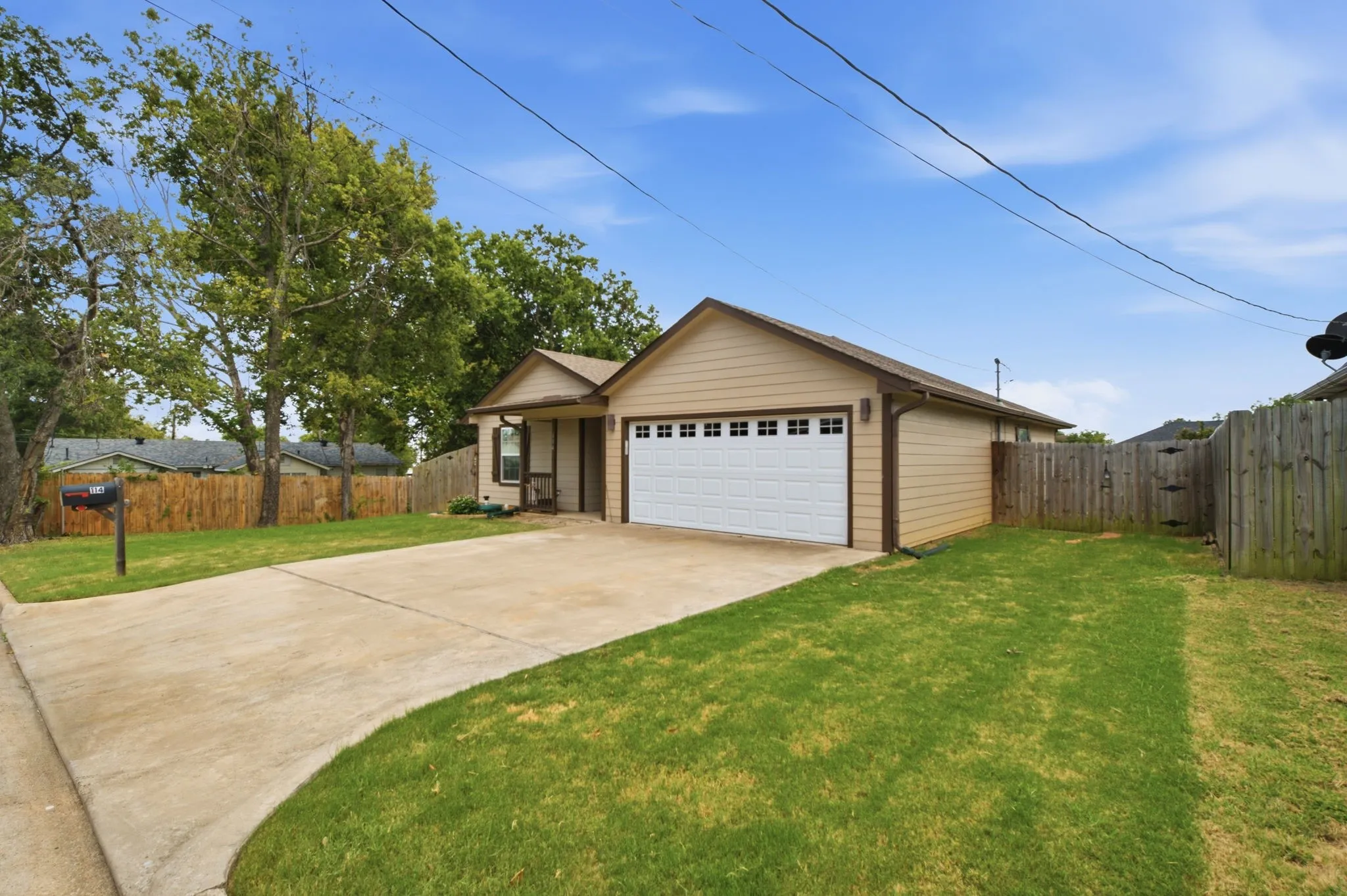 Single Family Residence For Sale in Grayson County , 114 Wade Street, Whitesboro, Texas 76273, 3 Bedroom, 2 Bathroom, 2 Garage spaces, 1,422 Sqft, built in 2019, mls#21340987, Real Estate Agent in Whitesboro, Homes For Sale in Grayson county, Homes For Sale in Whitesboro, Realtor in Whitesboro Texas, Real Estate Brokerage Independent Realty Texas, Luminita Cordes Realtor