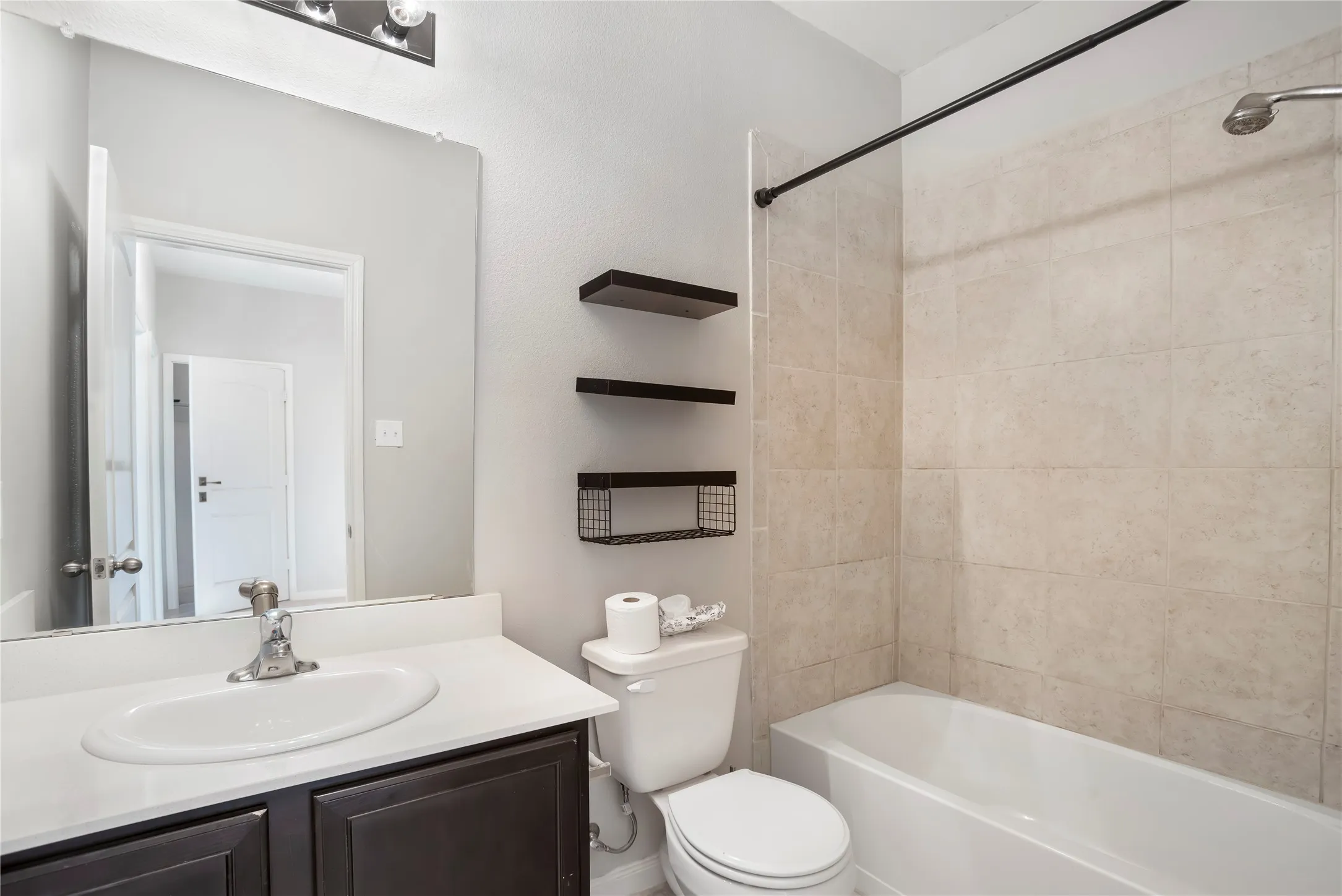 Single Family Residence For Rent in Tarrant County , 6001 Royal Gorge Drive, Fort Worth, Texas 76179, 3 Bedroom, 2 Bathroom, 2 Garage spaces, 1,636 Sqft, built in 2018, mls#21347729, Real Estate Agent in Fort Worth, Homes For Rent in Tarrant county, Homes For Rent in Fort Worth, Realtor in Fort Worth Texas, Real Estate Brokerage Independent Realty Texas, Luminita Cordes Realtor