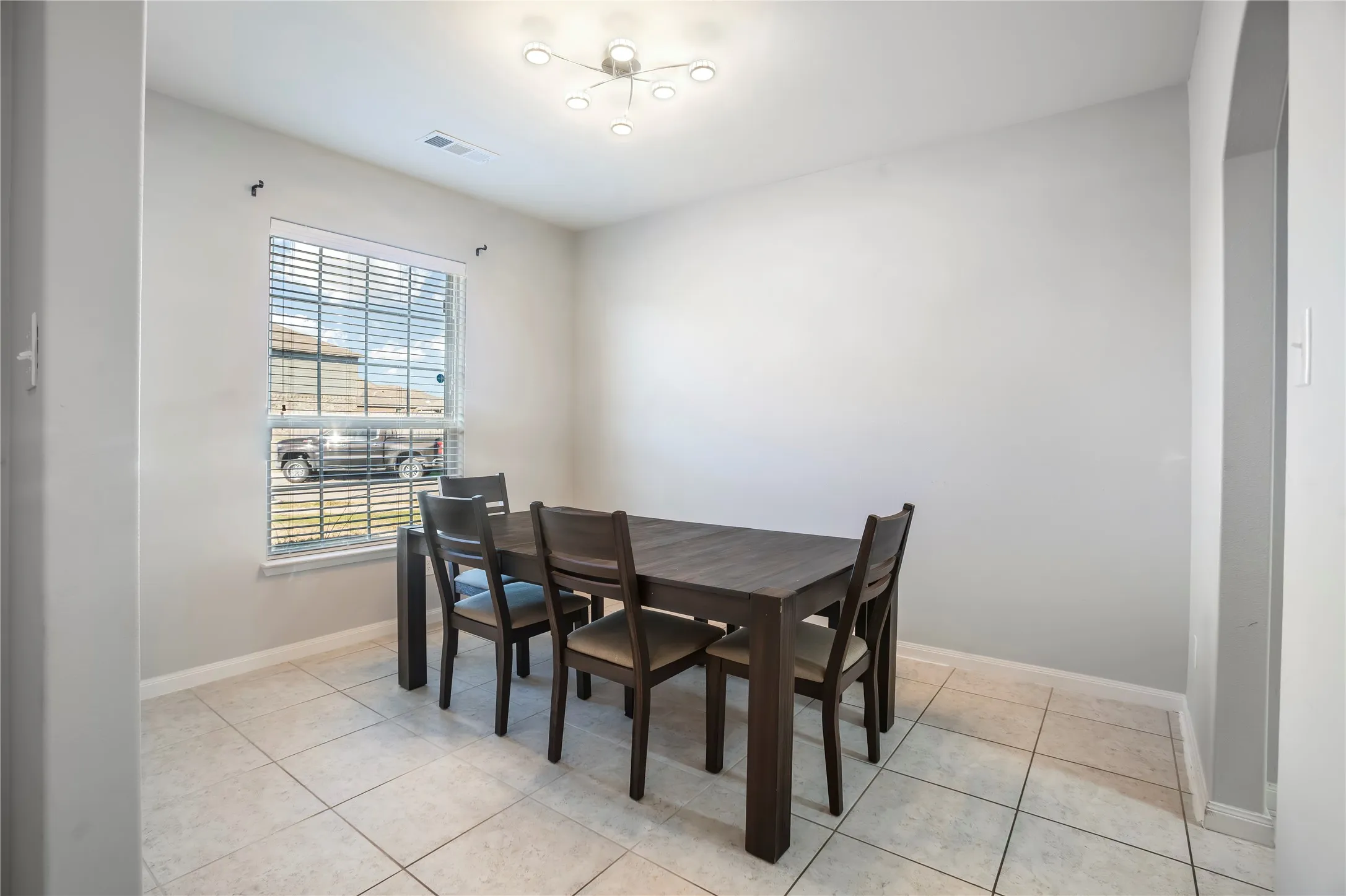 Single Family Residence For Rent in Tarrant County , 6001 Royal Gorge Drive, Fort Worth, Texas 76179, 3 Bedroom, 2 Bathroom, 2 Garage spaces, 1,636 Sqft, built in 2018, mls#21347729, Real Estate Agent in Fort Worth, Homes For Rent in Tarrant county, Homes For Rent in Fort Worth, Realtor in Fort Worth Texas, Real Estate Brokerage Independent Realty Texas, Luminita Cordes Realtor