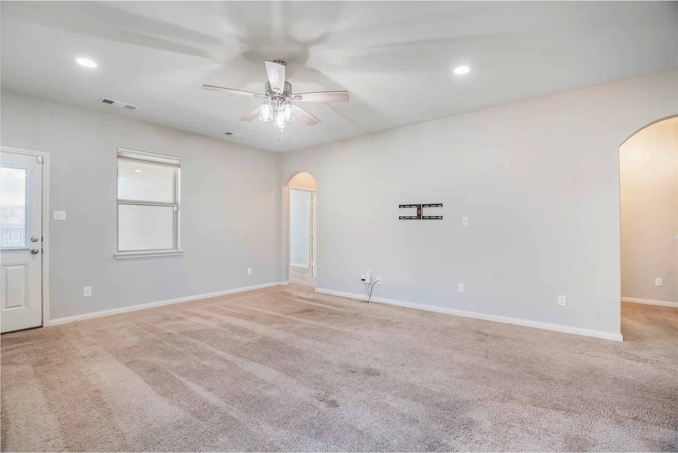 Single Family Residence For Rent in Tarrant County , 6001 Royal Gorge Drive, Fort Worth, Texas 76179, 3 Bedroom, 2 Bathroom, 2 Garage spaces, 1,636 Sqft, built in 2018, mls#21347729, Real Estate Agent in Fort Worth, Homes For Rent in Tarrant county, Homes For Rent in Fort Worth, Realtor in Fort Worth Texas, Real Estate Brokerage Independent Realty Texas, Luminita Cordes Realtor