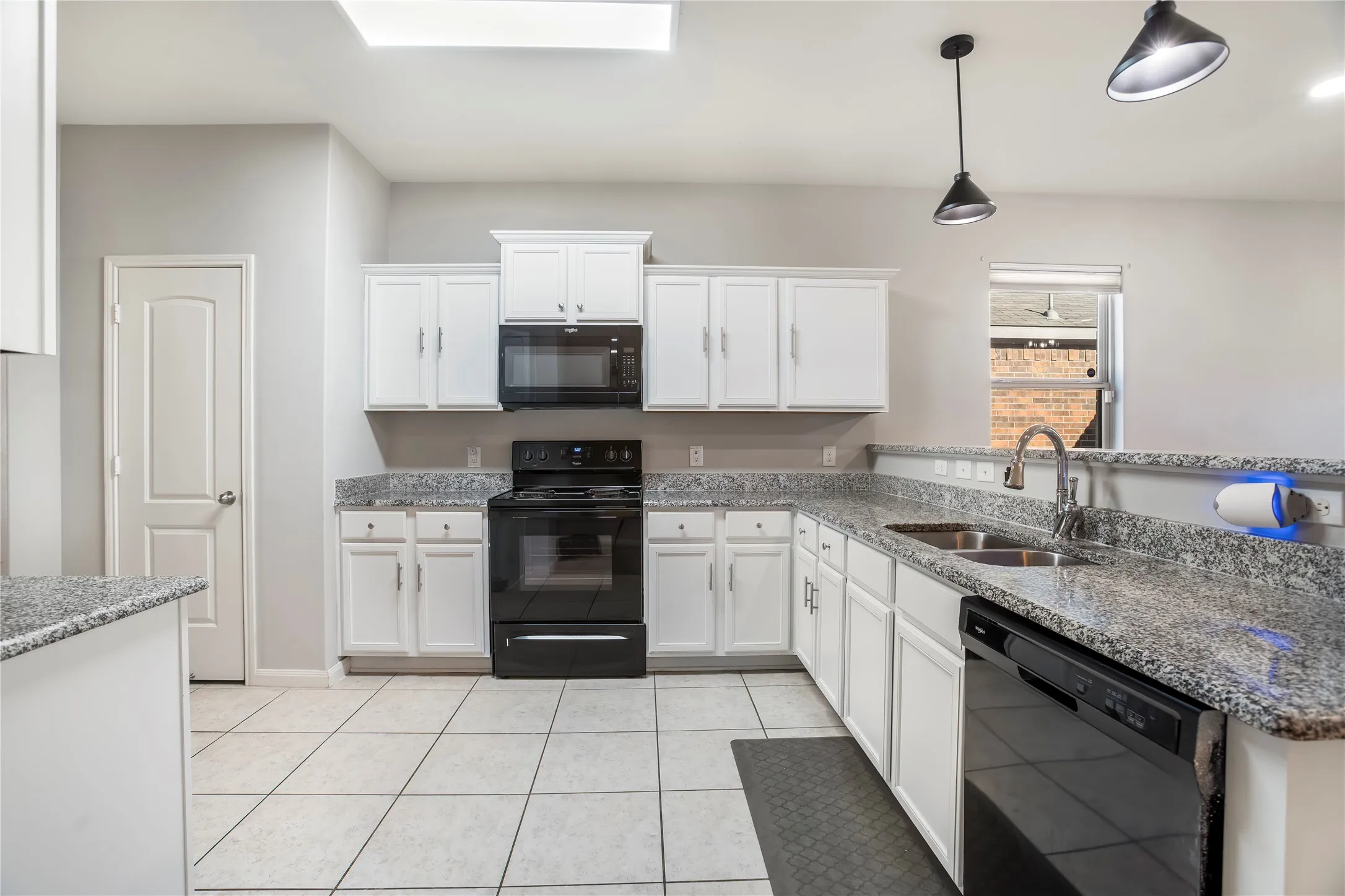 Single Family Residence For Rent in Tarrant County , 6001 Royal Gorge Drive, Fort Worth, Texas 76179, 3 Bedroom, 2 Bathroom, 2 Garage spaces, 1,636 Sqft, built in 2018, mls#21347729, Real Estate Agent in Fort Worth, Homes For Rent in Tarrant county, Homes For Rent in Fort Worth, Realtor in Fort Worth Texas, Real Estate Brokerage Independent Realty Texas, Luminita Cordes Realtor