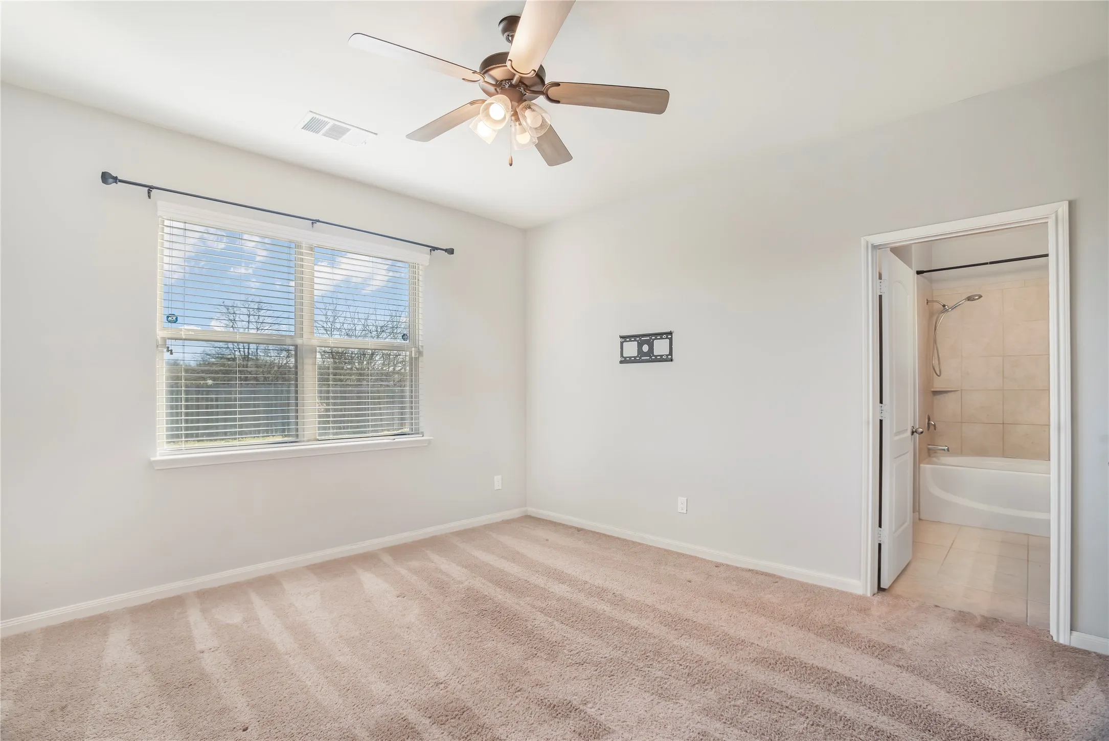 Single Family Residence For Rent in Tarrant County , 6001 Royal Gorge Drive, Fort Worth, Texas 76179, 3 Bedroom, 2 Bathroom, 2 Garage spaces, 1,636 Sqft, built in 2018, mls#21347729, Real Estate Agent in Fort Worth, Homes For Rent in Tarrant county, Homes For Rent in Fort Worth, Realtor in Fort Worth Texas, Real Estate Brokerage Independent Realty Texas, Luminita Cordes Realtor