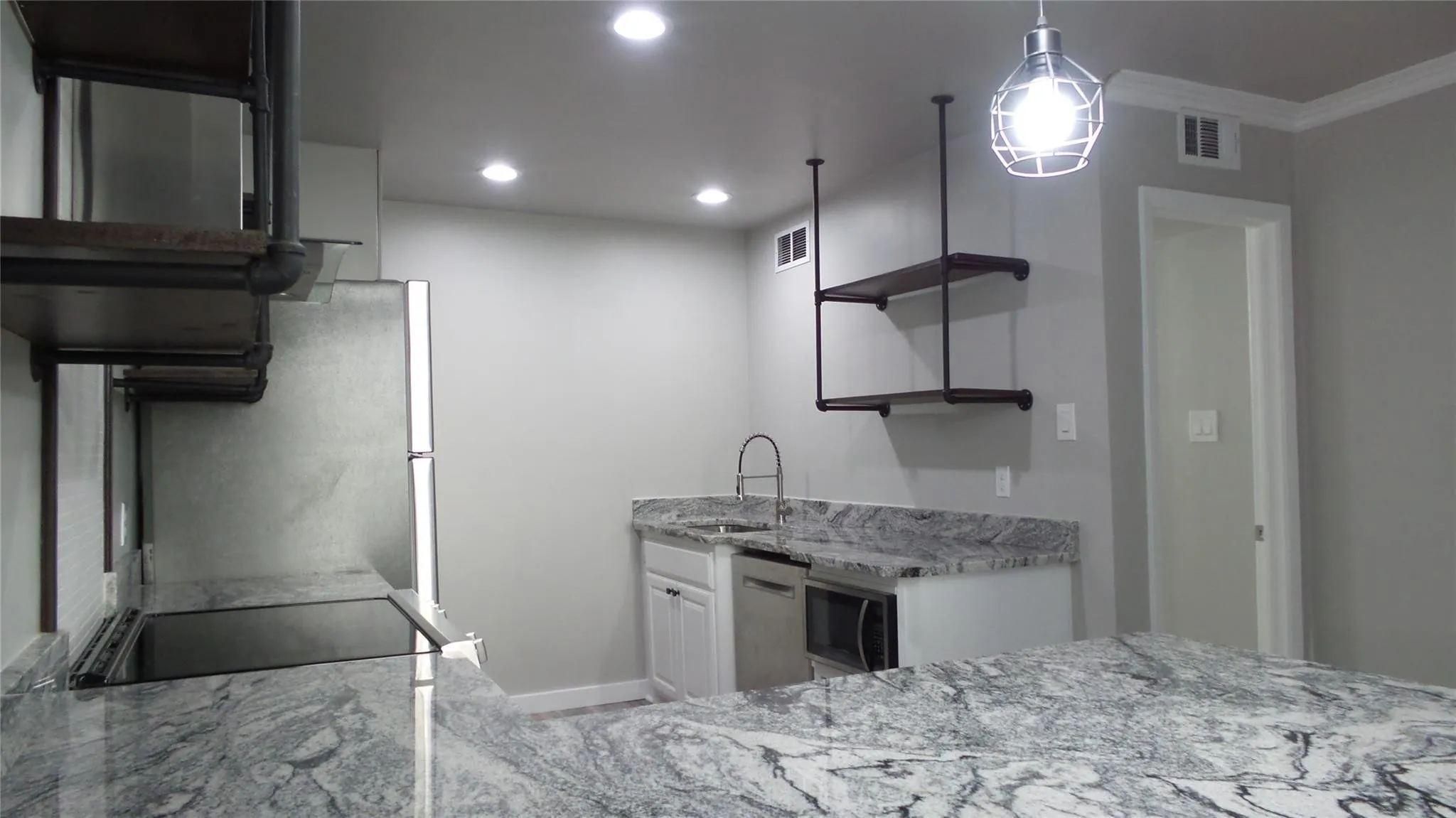 Condominium For Rent in Dallas County , 5723 Harvest Hill Road 1039, Dallas, Texas 75230, 1 Bedroom, 1 Bathroom, Garage spaces, 658 Sqft, built in 1970, Price $1,550, mls#21347513, Real Estate Agent in Dallas, Homes For Rent in Dallas county, Homes For Rent in Dallas, Realtor in Dallas Texas, Real Estate Brokerage Independent Realty Texas, Luminita Cordes Realtor
