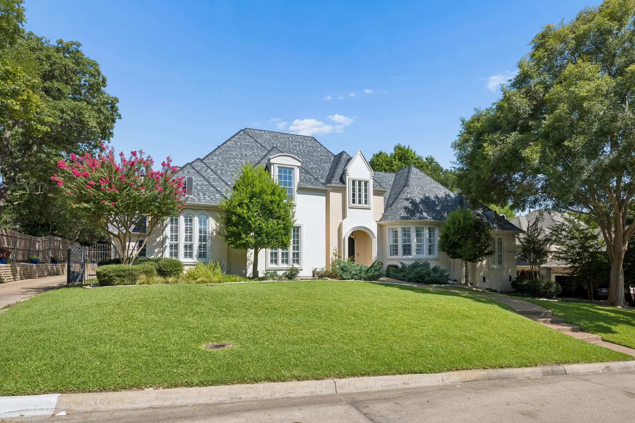 Single Family Residence For Sale in Tarrant County , 902 Independence Parkway, Southlake, Texas 76092, 5 Bedroom, 5 Bathroom, 3 Garage spaces, 5,209 Sqft, built in 1996, mls#21345872, Real Estate Agent in Southlake, Homes For Sale in Tarrant county, Homes For Sale in Southlake, Realtor in Southlake Texas, Real Estate Brokerage Independent Realty Texas, Luminita Cordes Realtor