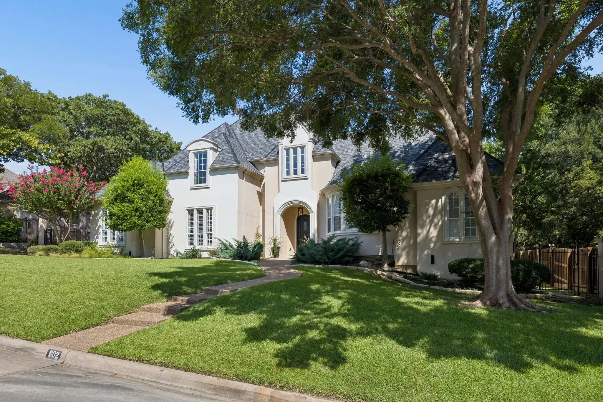 Single Family Residence For Sale in Tarrant County , 902 Independence Parkway, Southlake, Texas 76092, 5 Bedroom, 5 Bathroom, 3 Garage spaces, 5,209 Sqft, built in 1996, mls#21345872, Real Estate Agent in Southlake, Homes For Sale in Tarrant county, Homes For Sale in Southlake, Realtor in Southlake Texas, Real Estate Brokerage Independent Realty Texas, Luminita Cordes Realtor