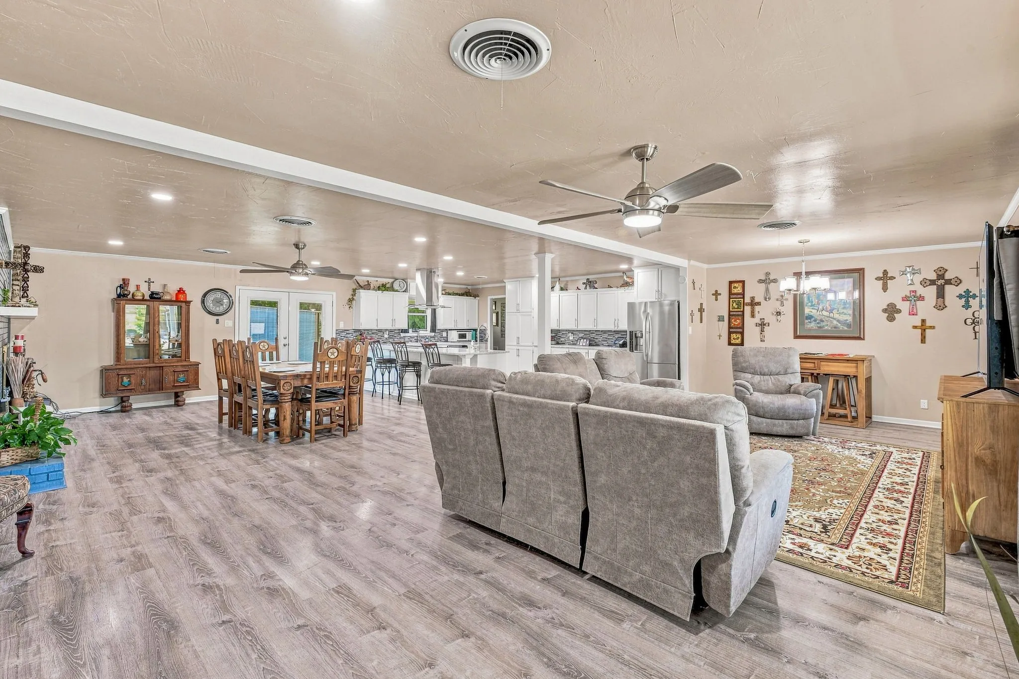 Single Family Residence For Sale in Comanche County , 816 S Texas Street, De Leon, Texas 76444, 3 Bedroom, 3 Bathroom, 2 Garage spaces, 2,452 Sqft, built in 1969, Price $450,000, mls#21347524, Real Estate Agent in De Leon, Homes For Sale in Comanche county, Homes For Sale in De Leon, Realtor in De Leon Texas, Real Estate Brokerage Independent Realty Texas, Luminita Cordes Realtor