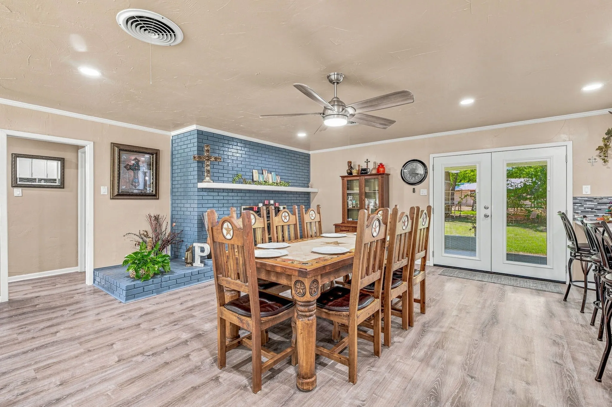 Single Family Residence For Sale in Comanche County , 816 S Texas Street, De Leon, Texas 76444, 3 Bedroom, 3 Bathroom, 2 Garage spaces, 2,452 Sqft, built in 1969, Price $450,000, mls#21347524, Real Estate Agent in De Leon, Homes For Sale in Comanche county, Homes For Sale in De Leon, Realtor in De Leon Texas, Real Estate Brokerage Independent Realty Texas, Luminita Cordes Realtor