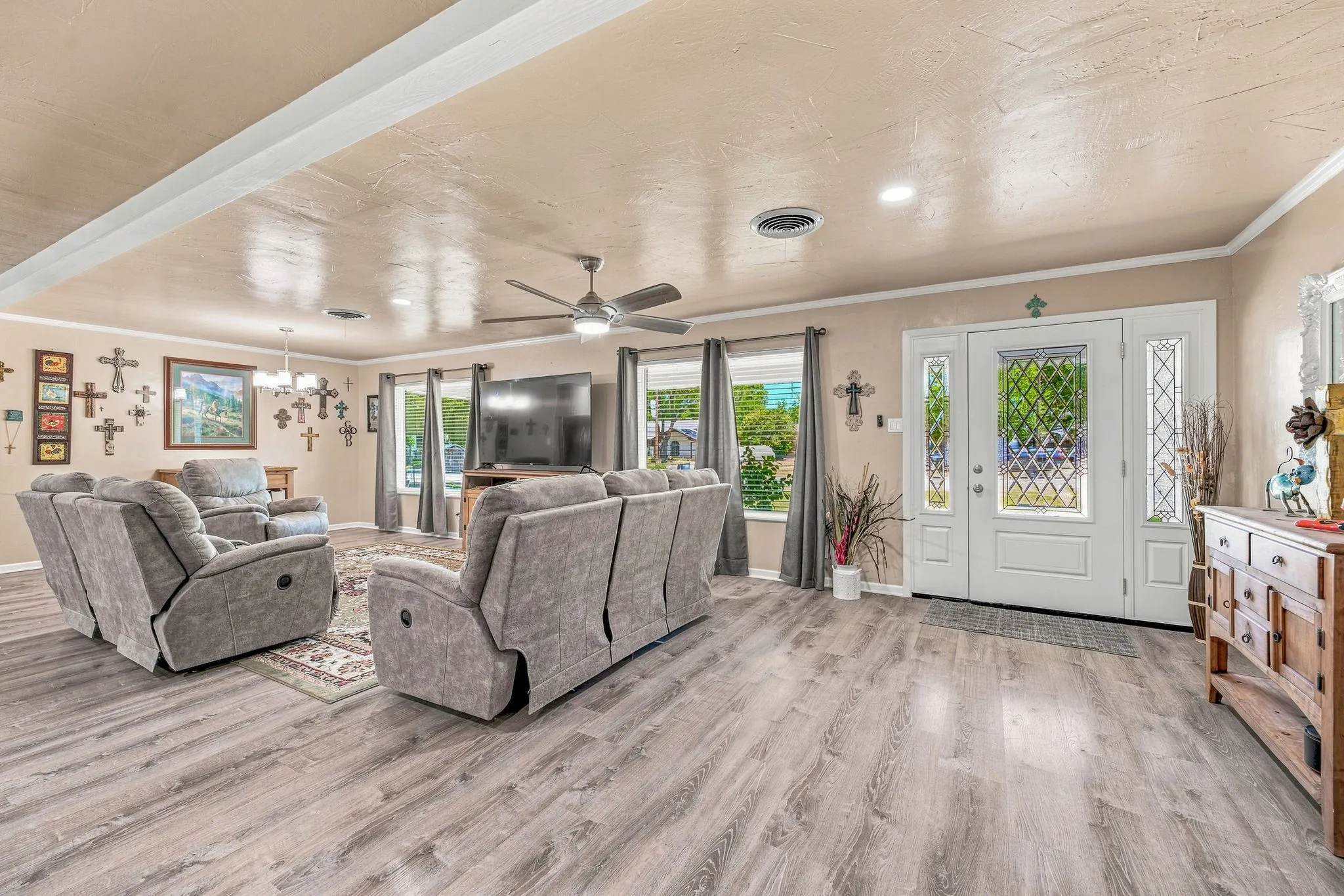Single Family Residence For Sale in Comanche County , 816 S Texas Street, De Leon, Texas 76444, 3 Bedroom, 3 Bathroom, 2 Garage spaces, 2,452 Sqft, built in 1969, Price $450,000, mls#21347524, Real Estate Agent in De Leon, Homes For Sale in Comanche county, Homes For Sale in De Leon, Realtor in De Leon Texas, Real Estate Brokerage Independent Realty Texas, Luminita Cordes Realtor
