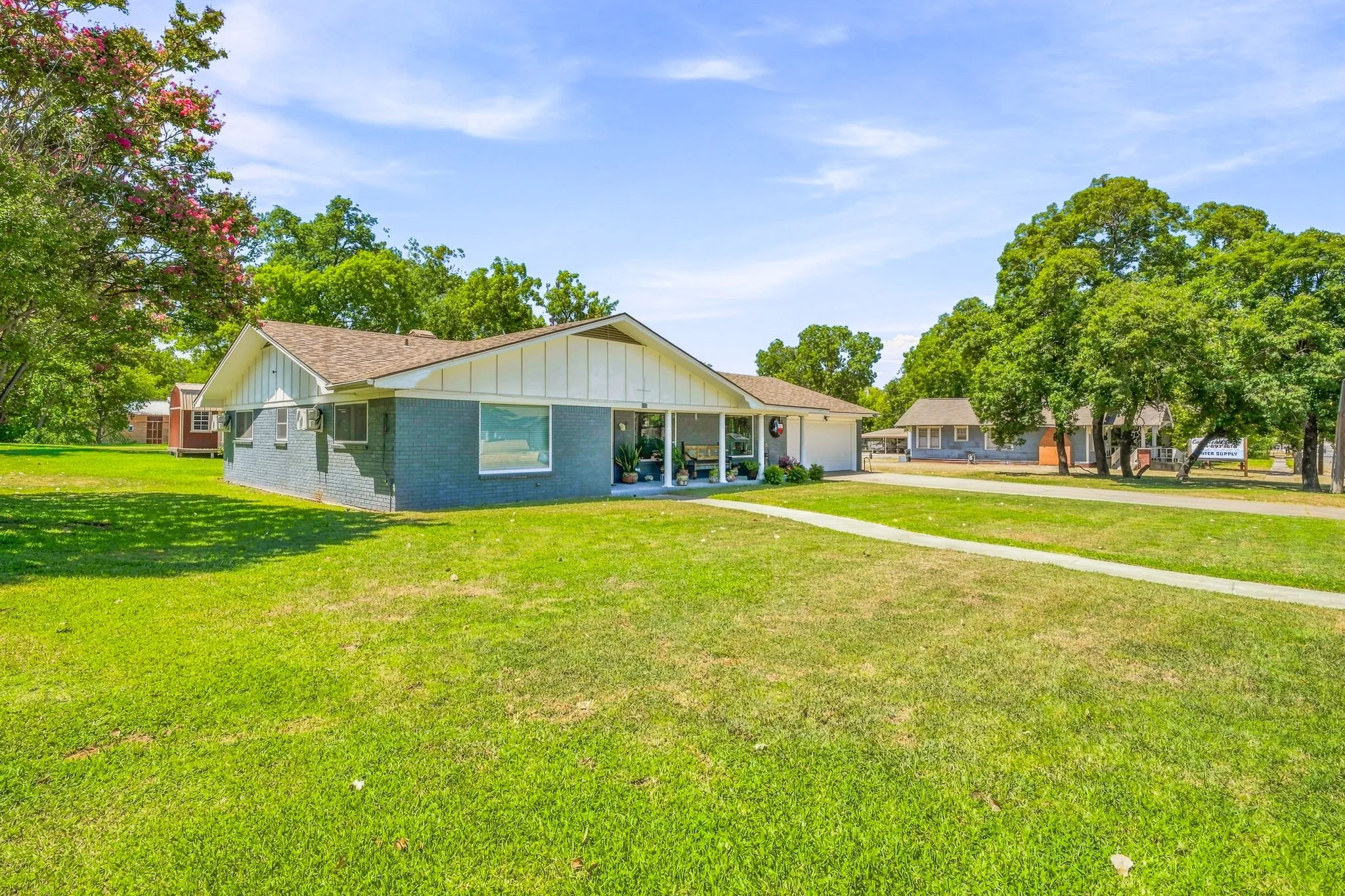 Single Family Residence For Sale in Comanche County , 816 S Texas Street, De Leon, Texas 76444, 3 Bedroom, 3 Bathroom, 2 Garage spaces, 2,452 Sqft, built in 1969, Price $450,000, mls#21347524, Real Estate Agent in De Leon, Homes For Sale in Comanche county, Homes For Sale in De Leon, Realtor in De Leon Texas, Real Estate Brokerage Independent Realty Texas, Luminita Cordes Realtor
