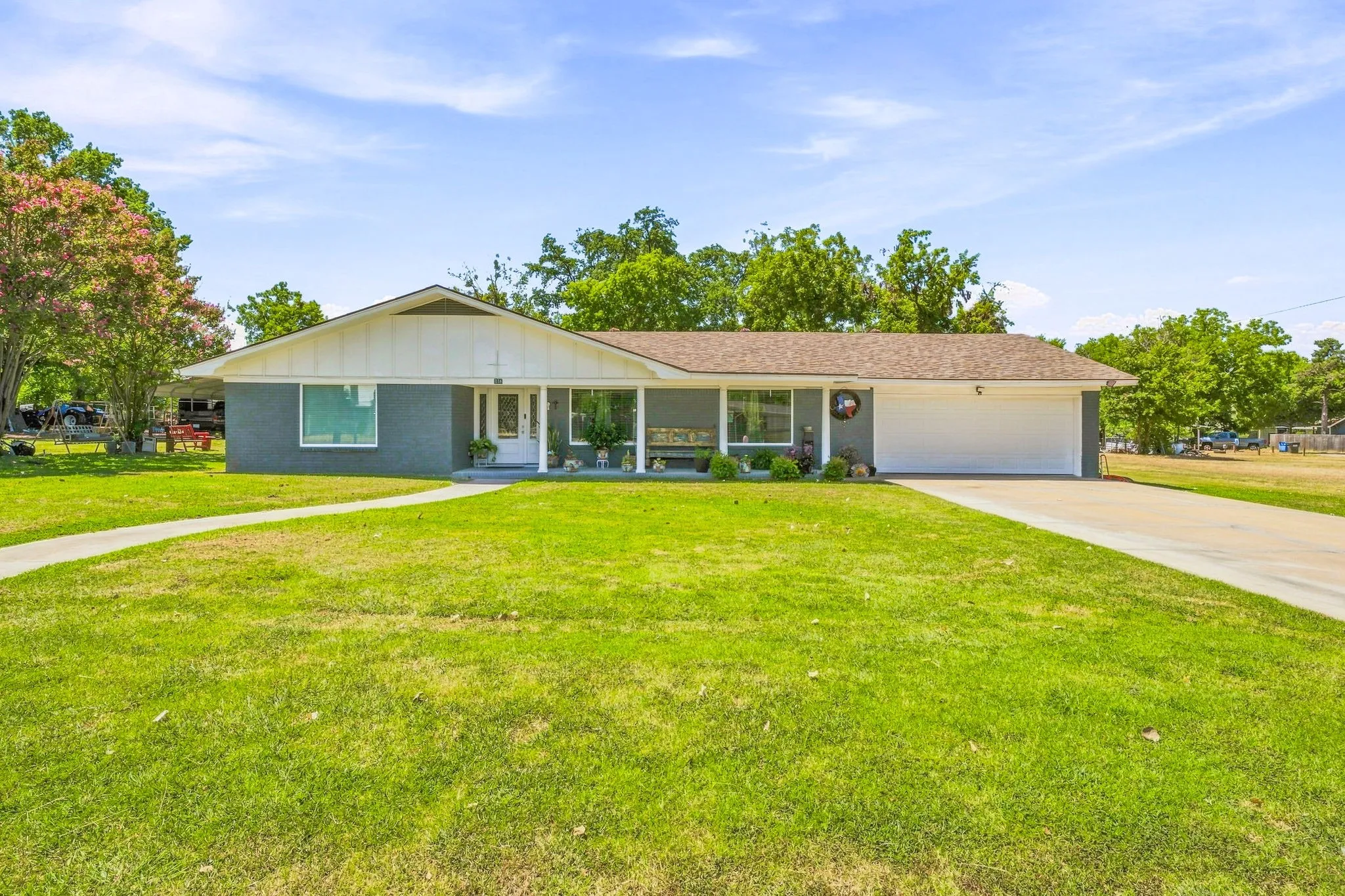 Single Family Residence For Sale in Comanche County , 816 S Texas Street, De Leon, Texas 76444, 3 Bedroom, 3 Bathroom, 2 Garage spaces, 2,452 Sqft, built in 1969, Price $450,000, mls#21347524, Real Estate Agent in De Leon, Homes For Sale in Comanche county, Homes For Sale in De Leon, Realtor in De Leon Texas, Real Estate Brokerage Independent Realty Texas, Luminita Cordes Realtor