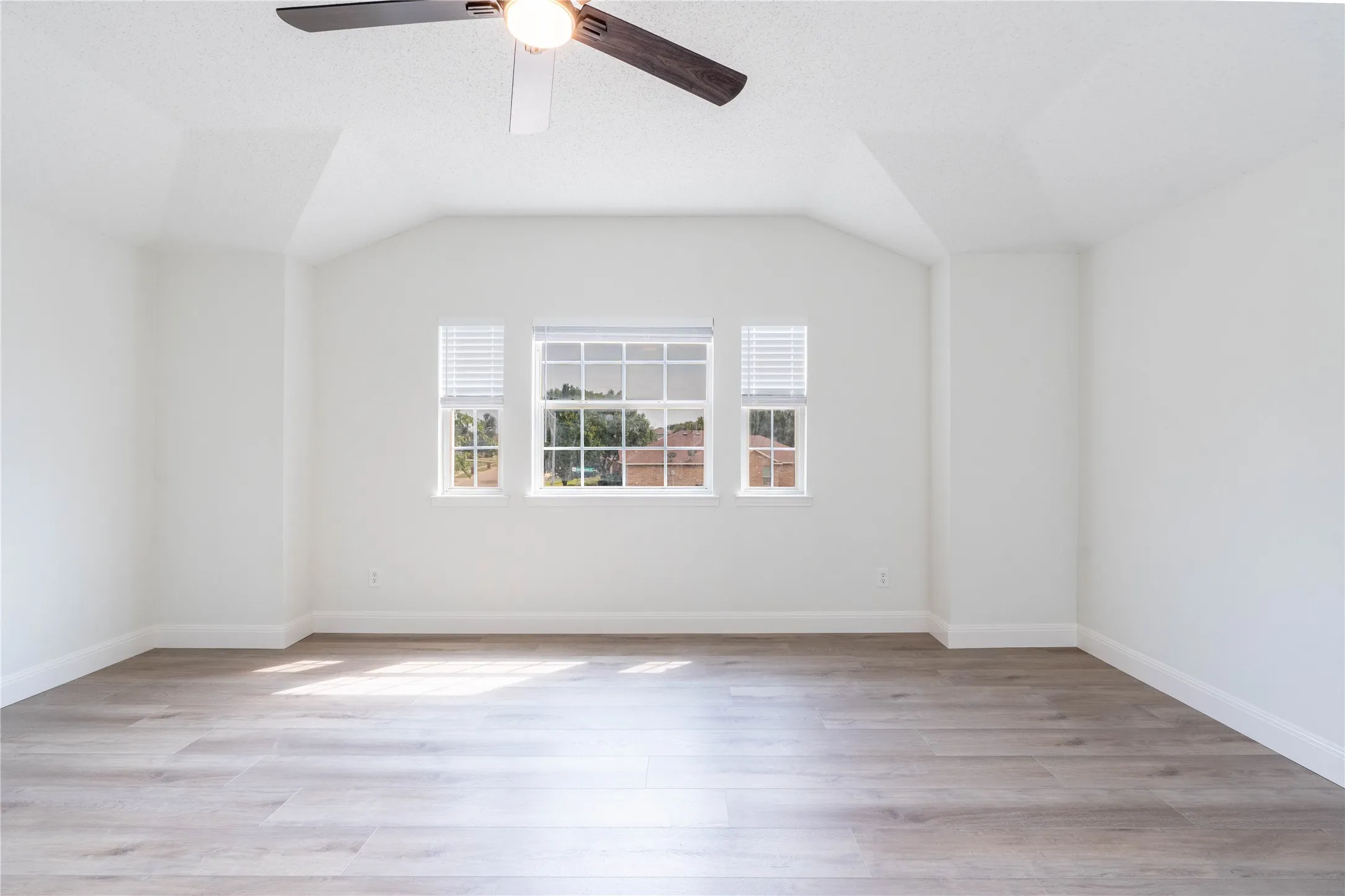 Single Family Residence For Rent in Collin County , 2304 Glenhaven Drive, Mc Kinney, Texas 75071, 3 Bedroom, 3 Bathroom, 2 Garage spaces, 2,210 Sqft, built in 2003, mls#21347734, Real Estate Agent in Mc Kinney, Homes For Rent in Collin county, Homes For Rent in Mc Kinney, Realtor in Mc Kinney Texas, Real Estate Brokerage Independent Realty Texas, Luminita Cordes Realtor
