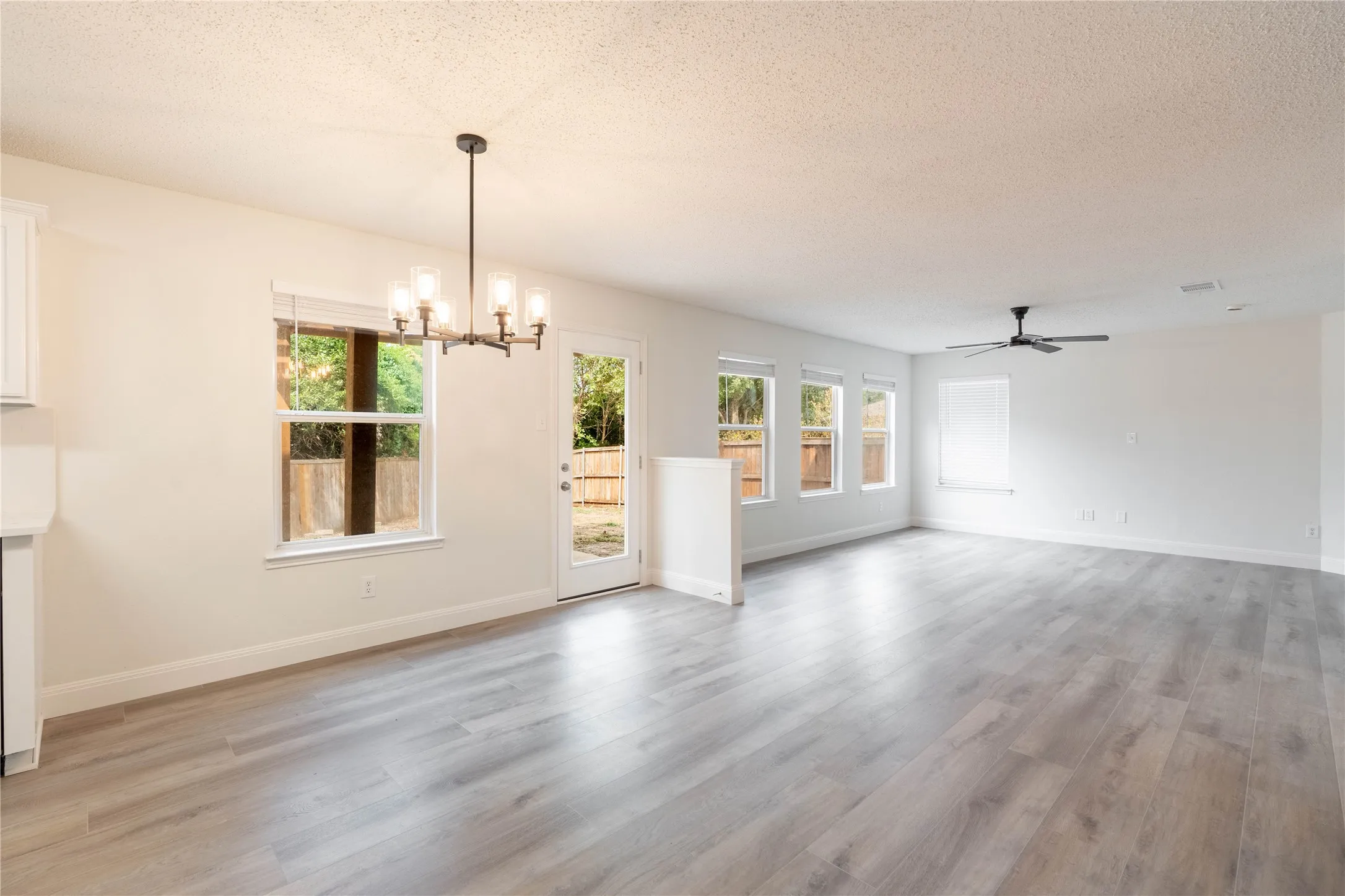 Single Family Residence For Rent in Collin County , 2304 Glenhaven Drive, Mc Kinney, Texas 75071, 3 Bedroom, 3 Bathroom, 2 Garage spaces, 2,210 Sqft, built in 2003, mls#21347734, Real Estate Agent in Mc Kinney, Homes For Rent in Collin county, Homes For Rent in Mc Kinney, Realtor in Mc Kinney Texas, Real Estate Brokerage Independent Realty Texas, Luminita Cordes Realtor