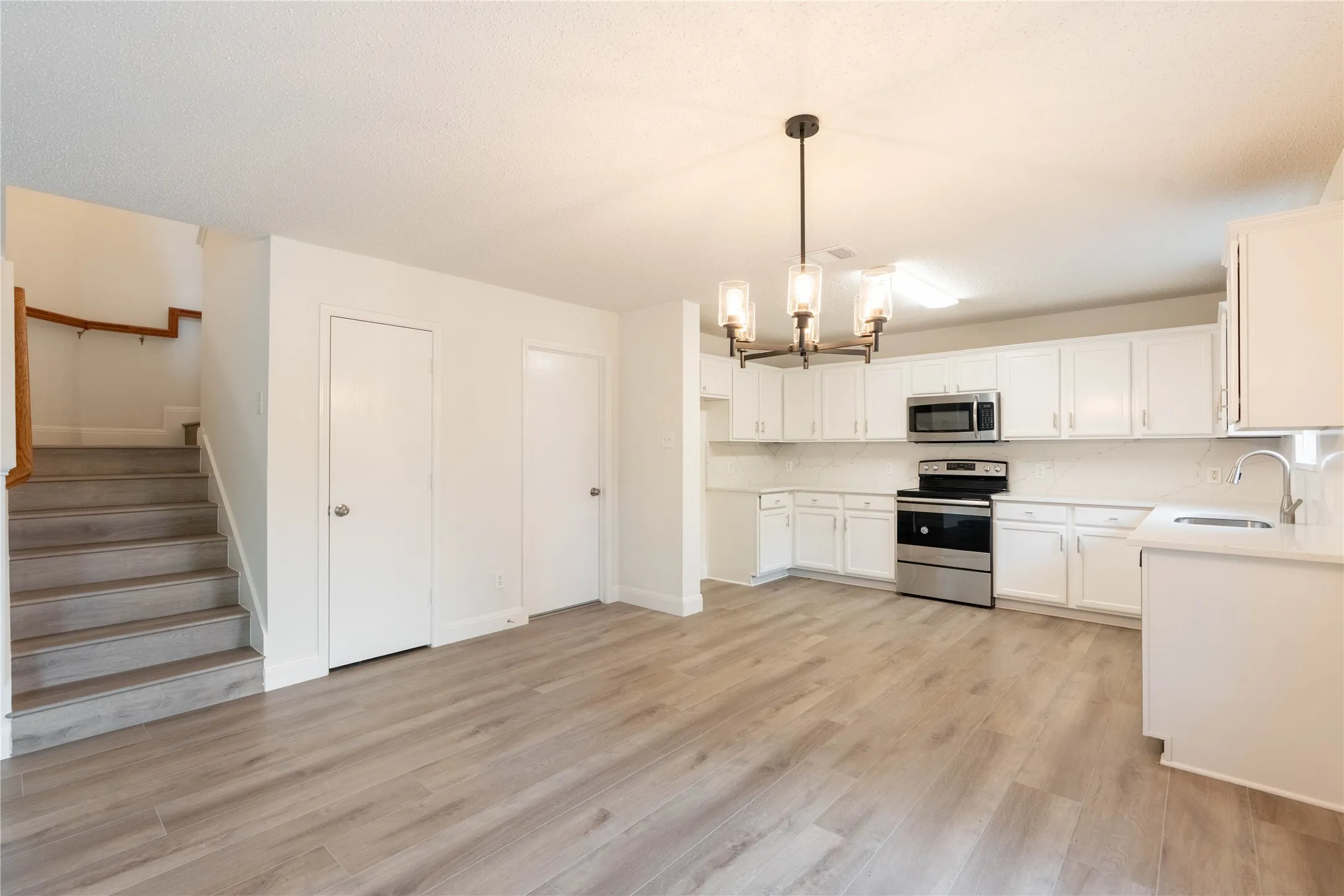 Single Family Residence For Rent in Collin County , 2304 Glenhaven Drive, Mc Kinney, Texas 75071, 3 Bedroom, 3 Bathroom, 2 Garage spaces, 2,210 Sqft, built in 2003, mls#21347734, Real Estate Agent in Mc Kinney, Homes For Rent in Collin county, Homes For Rent in Mc Kinney, Realtor in Mc Kinney Texas, Real Estate Brokerage Independent Realty Texas, Luminita Cordes Realtor