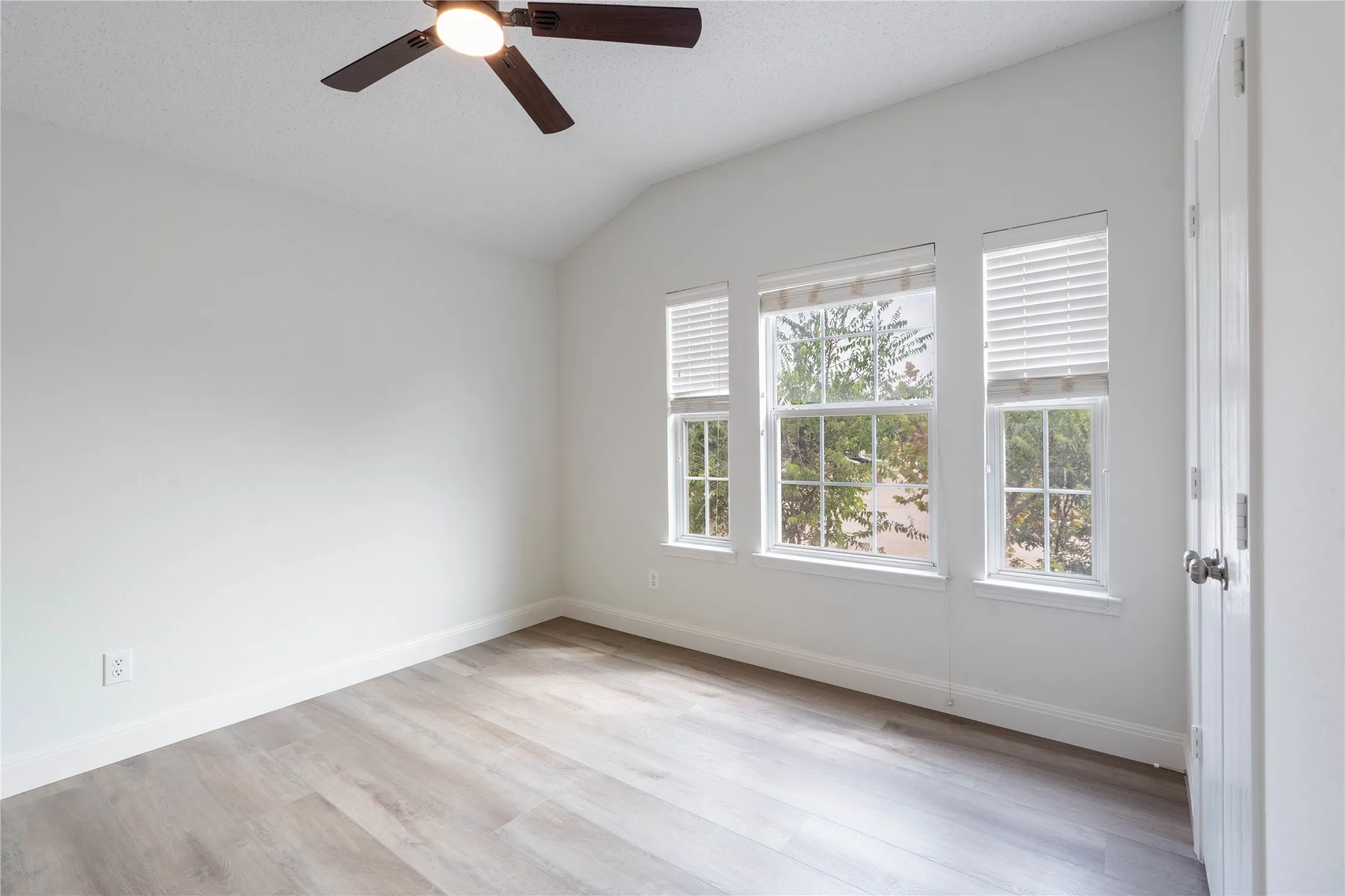 Single Family Residence For Rent in Collin County , 2304 Glenhaven Drive, Mc Kinney, Texas 75071, 3 Bedroom, 3 Bathroom, 2 Garage spaces, 2,210 Sqft, built in 2003, mls#21347734, Real Estate Agent in Mc Kinney, Homes For Rent in Collin county, Homes For Rent in Mc Kinney, Realtor in Mc Kinney Texas, Real Estate Brokerage Independent Realty Texas, Luminita Cordes Realtor