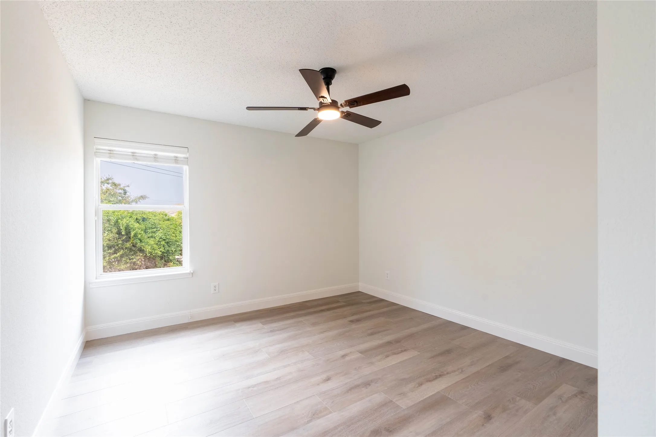 Single Family Residence For Rent in Collin County , 2304 Glenhaven Drive, Mc Kinney, Texas 75071, 3 Bedroom, 3 Bathroom, 2 Garage spaces, 2,210 Sqft, built in 2003, mls#21347734, Real Estate Agent in Mc Kinney, Homes For Rent in Collin county, Homes For Rent in Mc Kinney, Realtor in Mc Kinney Texas, Real Estate Brokerage Independent Realty Texas, Luminita Cordes Realtor