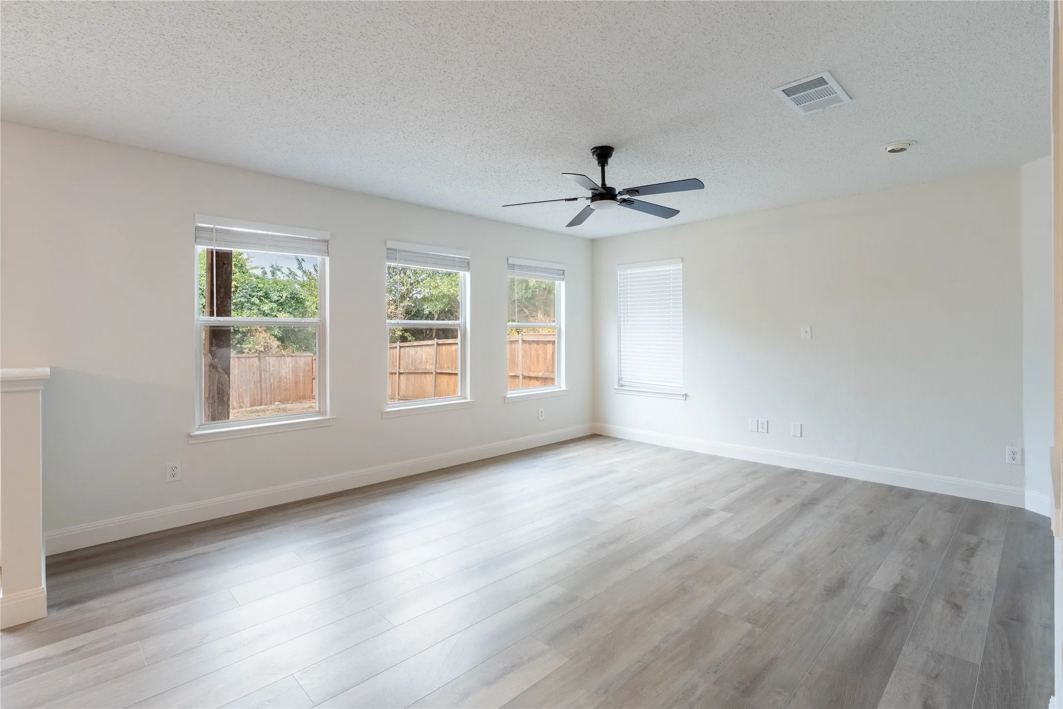 Single Family Residence For Rent in Collin County , 2304 Glenhaven Drive, Mc Kinney, Texas 75071, 3 Bedroom, 3 Bathroom, 2 Garage spaces, 2,210 Sqft, built in 2003, mls#21347734, Real Estate Agent in Mc Kinney, Homes For Rent in Collin county, Homes For Rent in Mc Kinney, Realtor in Mc Kinney Texas, Real Estate Brokerage Independent Realty Texas, Luminita Cordes Realtor
