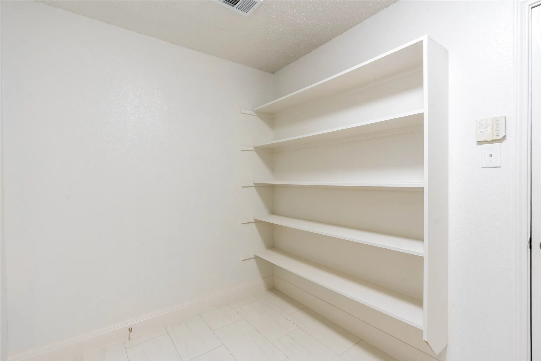 Single Family Residence For Rent in Collin County , 2304 Glenhaven Drive, Mc Kinney, Texas 75071, 3 Bedroom, 3 Bathroom, 2 Garage spaces, 2,210 Sqft, built in 2003, mls#21347734, Real Estate Agent in Mc Kinney, Homes For Rent in Collin county, Homes For Rent in Mc Kinney, Realtor in Mc Kinney Texas, Real Estate Brokerage Independent Realty Texas, Luminita Cordes Realtor