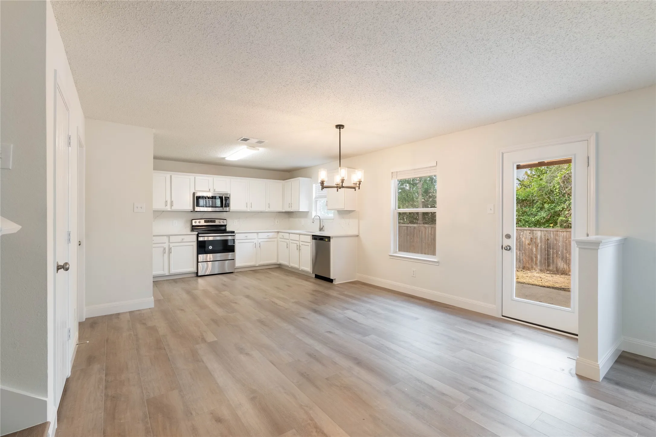 Single Family Residence For Rent in Collin County , 2304 Glenhaven Drive, Mc Kinney, Texas 75071, 3 Bedroom, 3 Bathroom, 2 Garage spaces, 2,210 Sqft, built in 2003, mls#21347734, Real Estate Agent in Mc Kinney, Homes For Rent in Collin county, Homes For Rent in Mc Kinney, Realtor in Mc Kinney Texas, Real Estate Brokerage Independent Realty Texas, Luminita Cordes Realtor