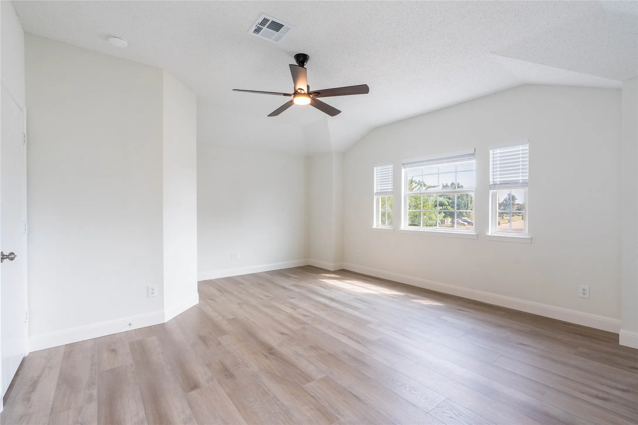 Single Family Residence For Rent in Collin County , 2304 Glenhaven Drive, Mc Kinney, Texas 75071, 3 Bedroom, 3 Bathroom, 2 Garage spaces, 2,210 Sqft, built in 2003, mls#21347734, Real Estate Agent in Mc Kinney, Homes For Rent in Collin county, Homes For Rent in Mc Kinney, Realtor in Mc Kinney Texas, Real Estate Brokerage Independent Realty Texas, Luminita Cordes Realtor
