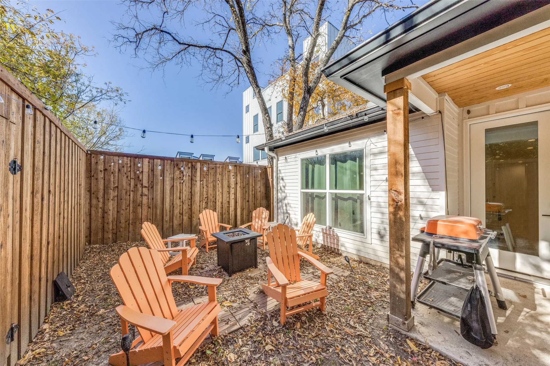 Single Family Residence For Sale in Dallas County , 1116 Muncie Avenue, Dallas, Texas 75212, 4 Bedroom, 2 Bathroom, 2 Garage spaces, 2,006 Sqft, built in 2021, mls#21347730, Real Estate Agent in Dallas, Homes For Sale in Dallas county, Homes For Sale in Dallas, Realtor in Dallas Texas, Real Estate Brokerage Independent Realty Texas, Luminita Cordes Realtor