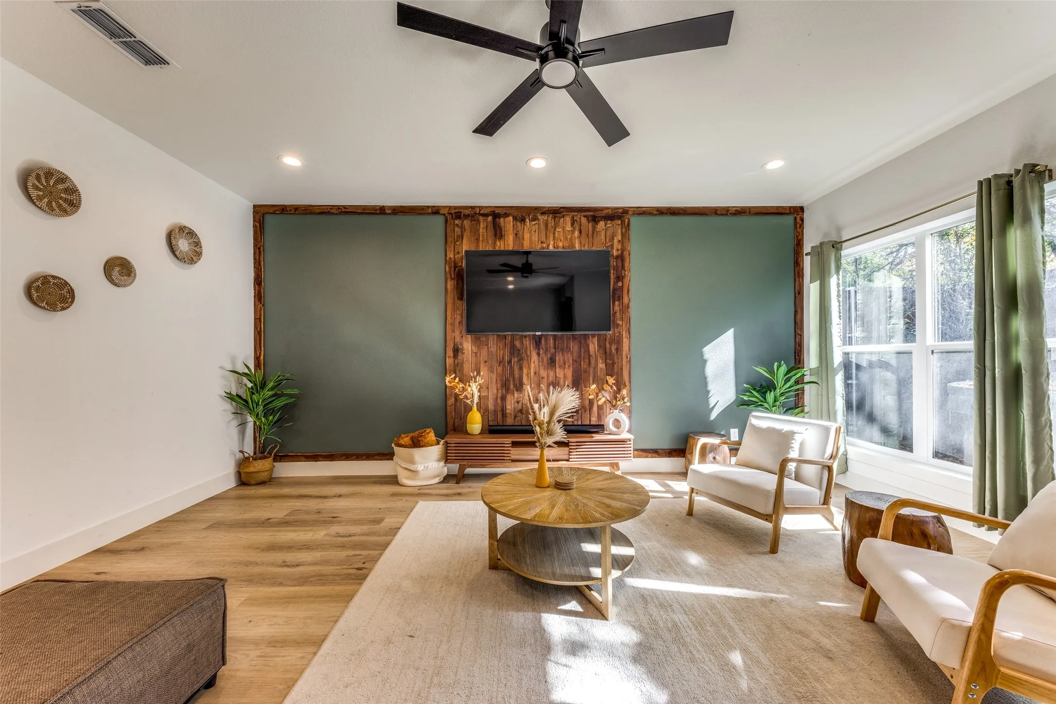 Single Family Residence For Sale in Dallas County , 1116 Muncie Avenue, Dallas, Texas 75212, 4 Bedroom, 2 Bathroom, 2 Garage spaces, 2,006 Sqft, built in 2021, mls#21347730, Real Estate Agent in Dallas, Homes For Sale in Dallas county, Homes For Sale in Dallas, Realtor in Dallas Texas, Real Estate Brokerage Independent Realty Texas, Luminita Cordes Realtor
