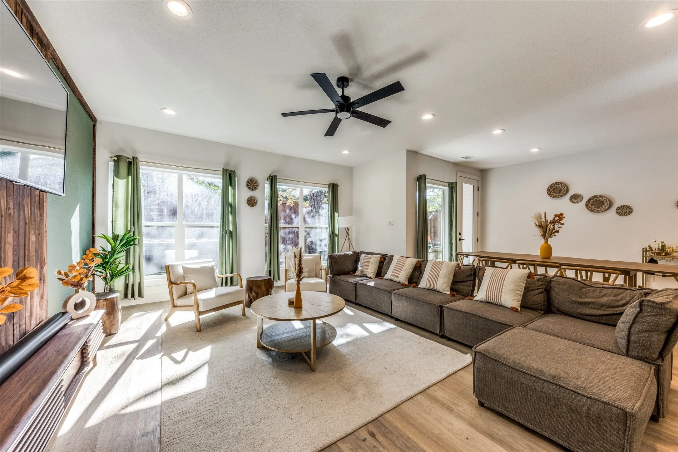 Single Family Residence For Sale in Dallas County , 1116 Muncie Avenue, Dallas, Texas 75212, 4 Bedroom, 2 Bathroom, 2 Garage spaces, 2,006 Sqft, built in 2021, mls#21347730, Real Estate Agent in Dallas, Homes For Sale in Dallas county, Homes For Sale in Dallas, Realtor in Dallas Texas, Real Estate Brokerage Independent Realty Texas, Luminita Cordes Realtor