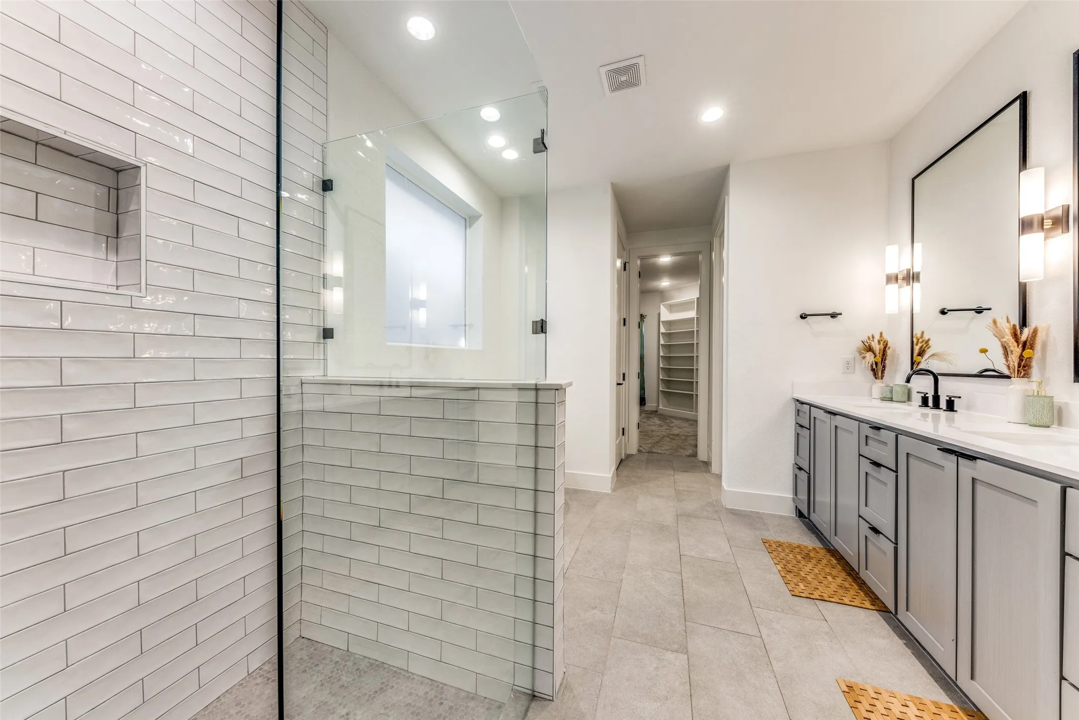 Walk-in shower with subway tile surround and integrated niche