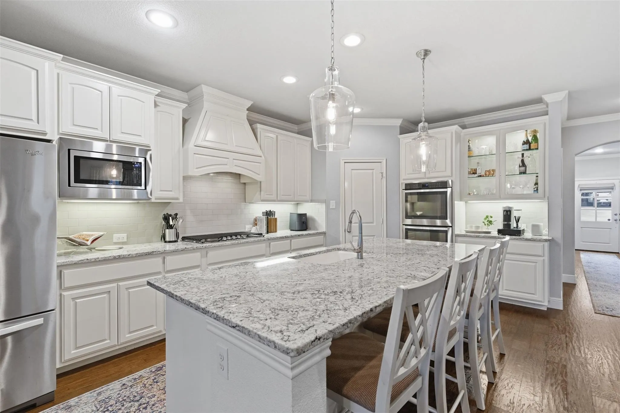 Double ovens, large island, refrigerator stays!