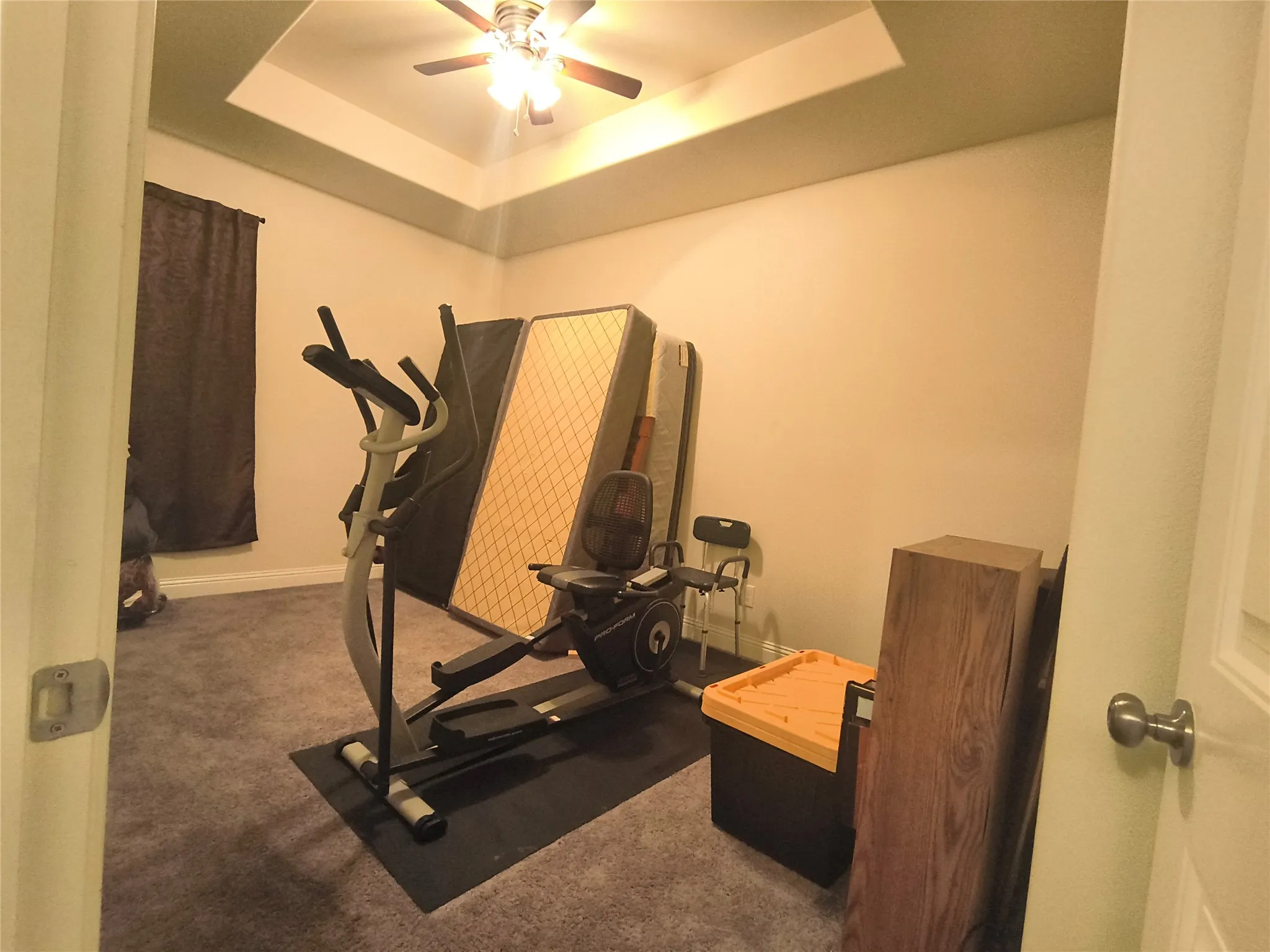 Recessed tray ceiling with a ceiling fan