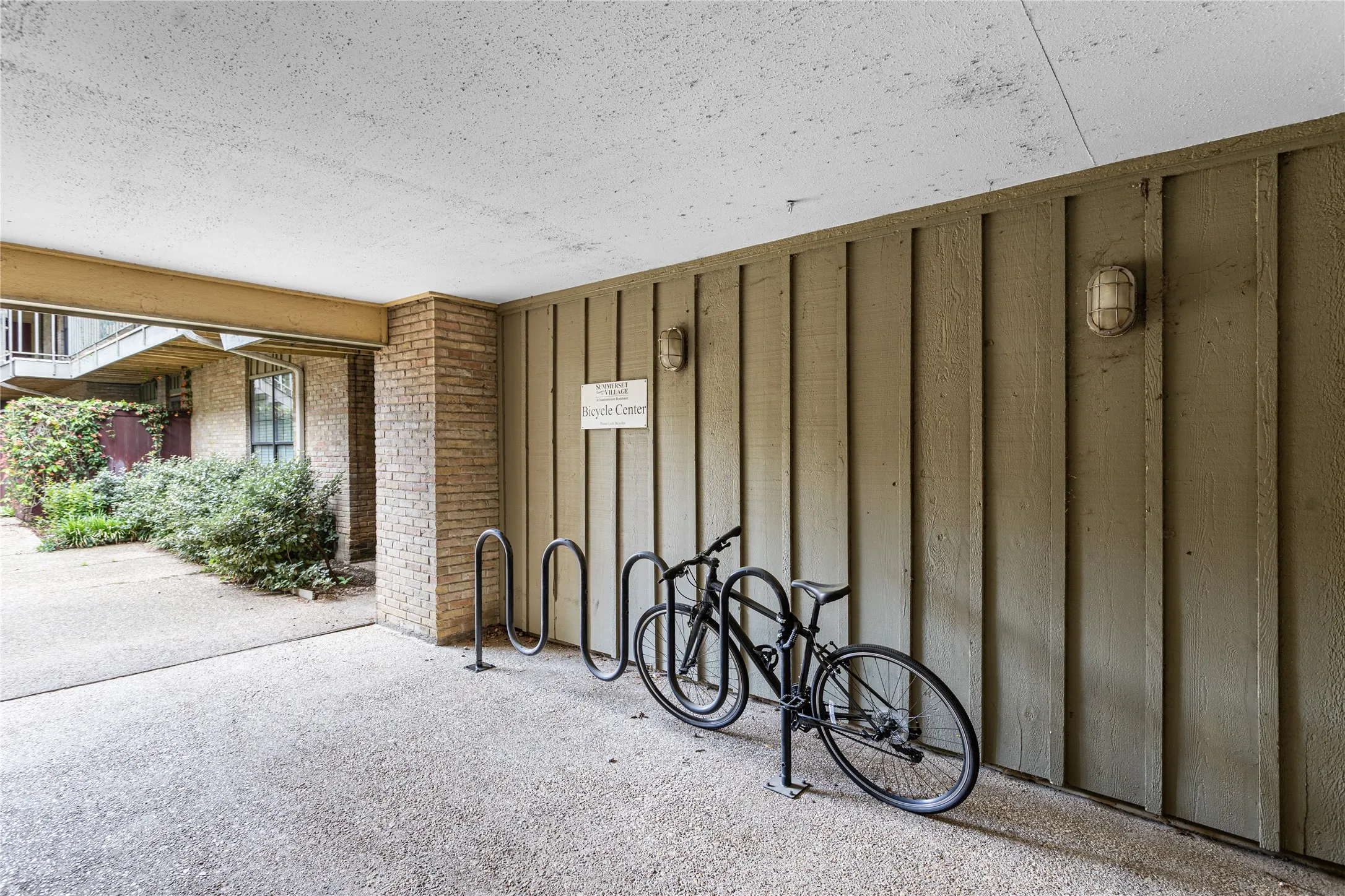 Condominium For Rent in Dallas County , 5916 Birchbrook Drive 129, Dallas, Texas 75206, 2 Bedroom, 2 Bathroom, Garage spaces, 1,045 Sqft, built in 1969, mls#21347761, Real Estate Agent in Dallas, Homes For Rent in Dallas county, Homes For Rent in Dallas, Realtor in Dallas Texas, Real Estate Brokerage Independent Realty Texas, Luminita Cordes Realtor