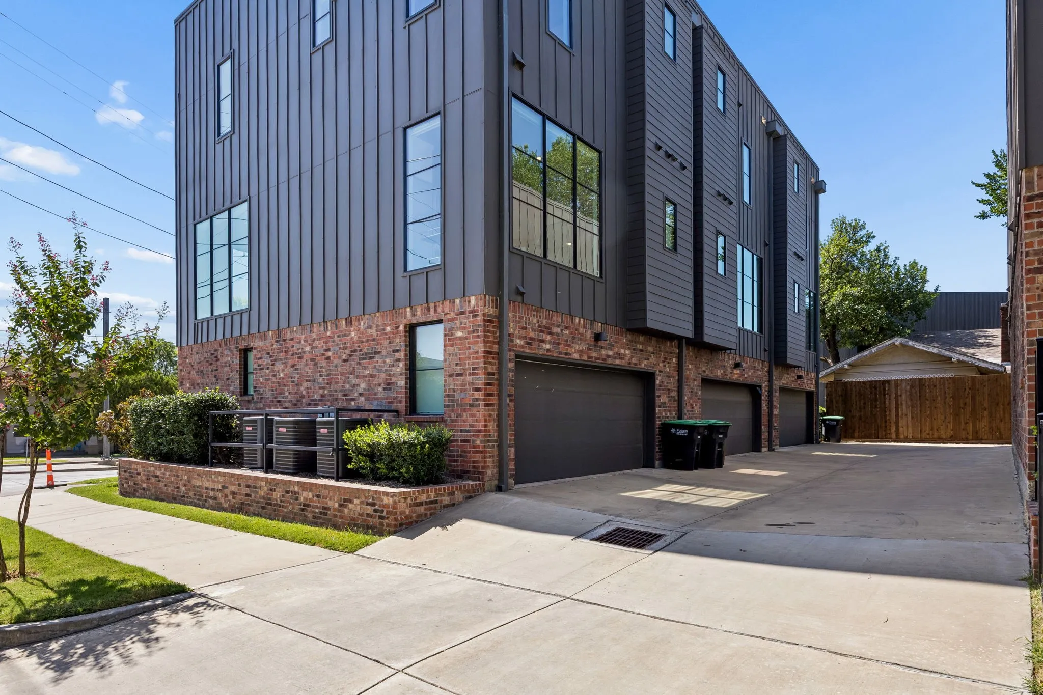 Condominium For Sale in Dallas County , 737 N Zang Boulevard 103, Dallas, Texas 75208, 3 Bedroom, 4 Bathroom, 2 Garage spaces, 1,919 Sqft, built in 2020, mls#21345495, Real Estate Agent in Dallas, Homes For Sale in Dallas county, Homes For Sale in Dallas, Realtor in Dallas Texas, Real Estate Brokerage Independent Realty Texas, Luminita Cordes Realtor