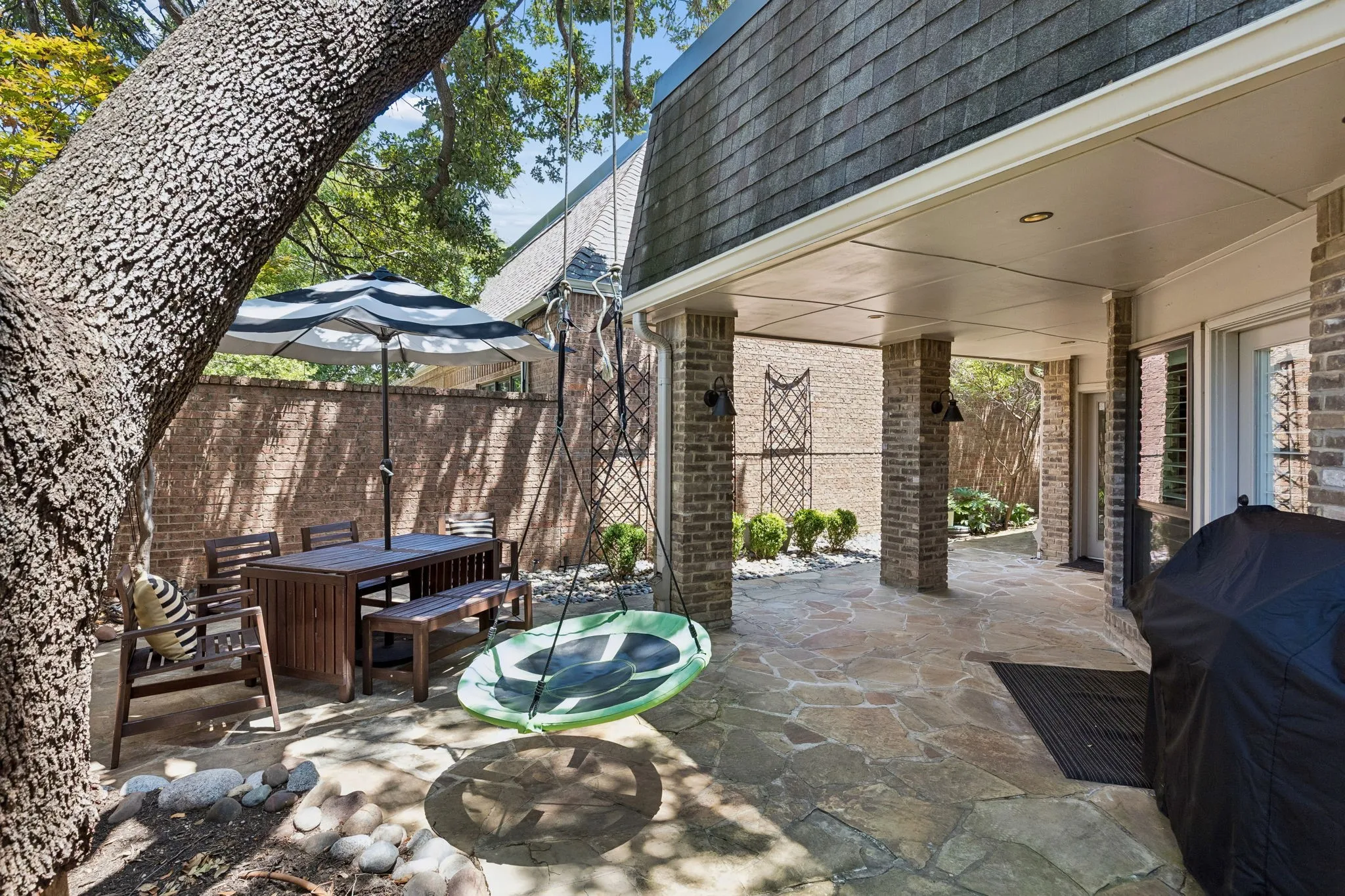 Enjoy alfresco dining, family gatherings, evening wind-downs... you name it!