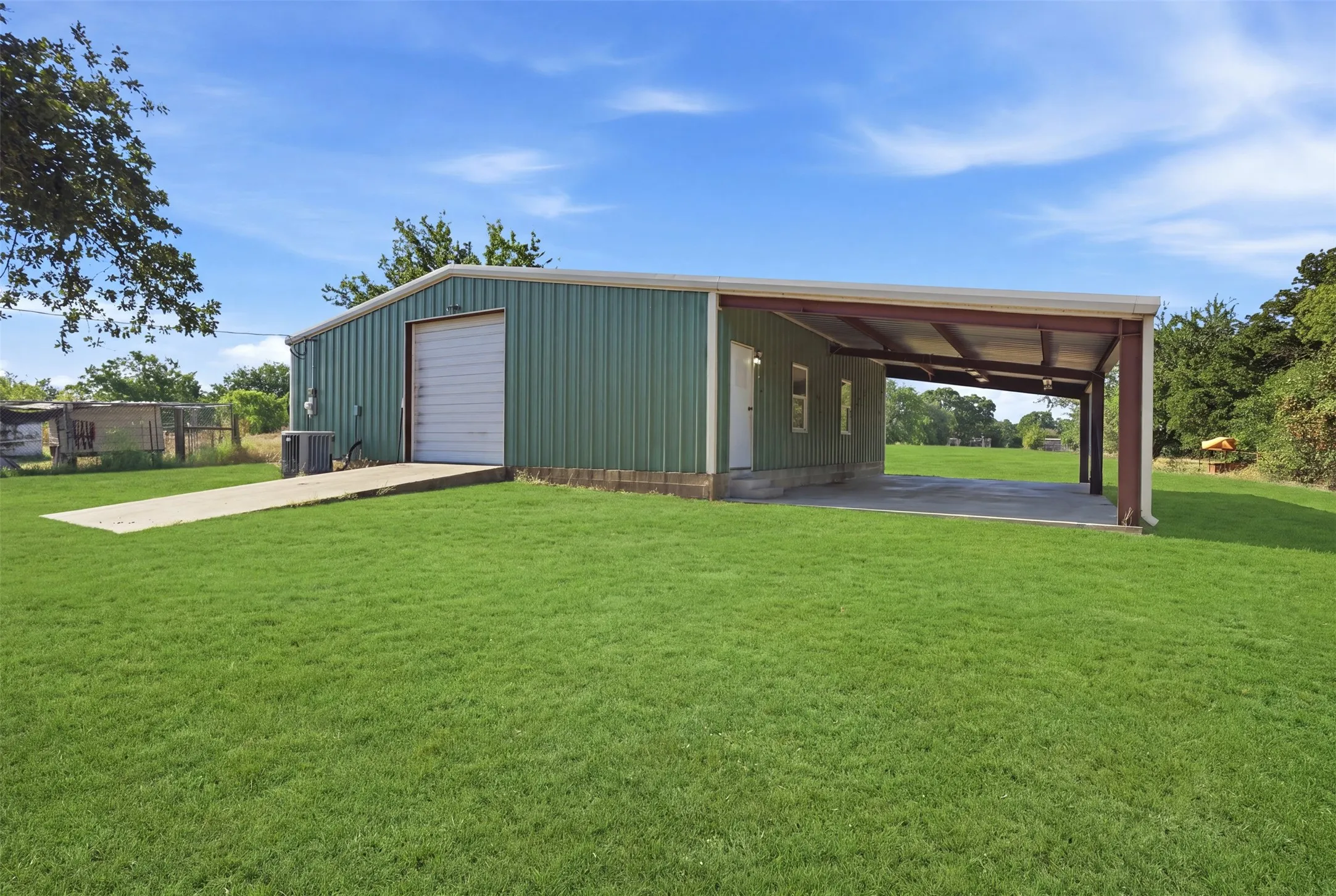 Single Family Residence For Sale in Parker County , 1070 S Reno Road, Reno, Texas 76082, 3 Bedroom, 3 Bathroom, 6 Garage spaces, 2,696 Sqft, built in 2005, mls#21344122, Real Estate Agent in Reno, Homes For Sale in Parker county, Homes For Sale in Reno, Realtor in Reno Texas, Real Estate Brokerage Independent Realty Texas, Luminita Cordes Realtor
