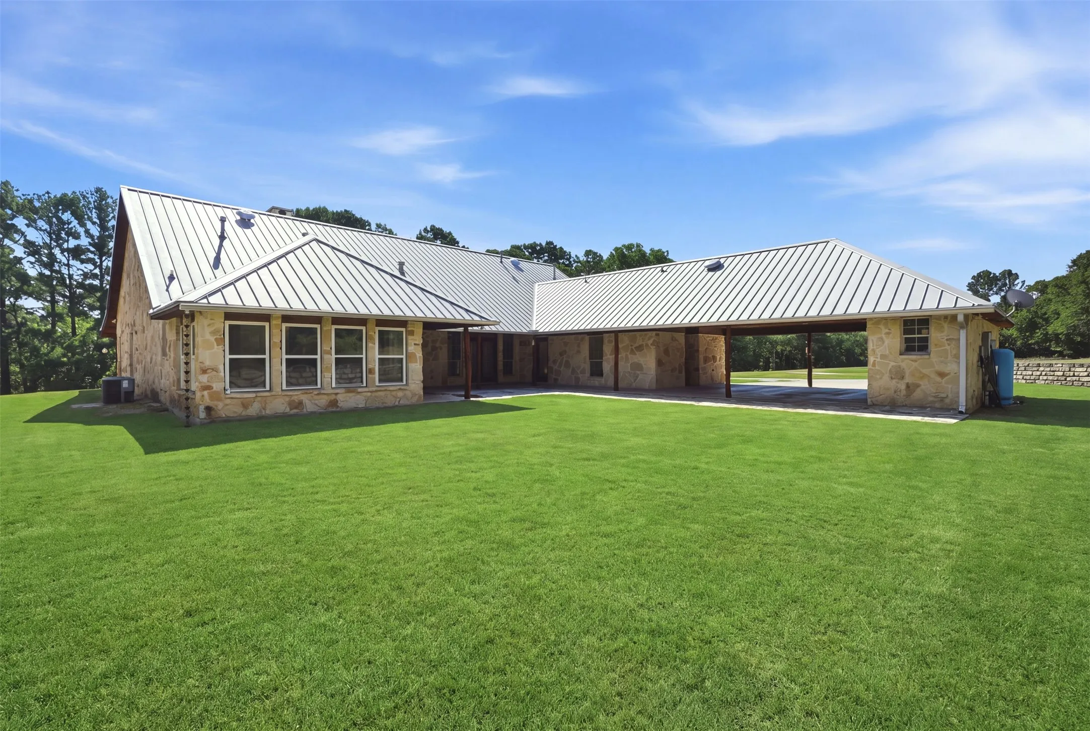 Single Family Residence For Sale in Parker County , 1070 S Reno Road, Reno, Texas 76082, 3 Bedroom, 3 Bathroom, 6 Garage spaces, 2,696 Sqft, built in 2005, mls#21344122, Real Estate Agent in Reno, Homes For Sale in Parker county, Homes For Sale in Reno, Realtor in Reno Texas, Real Estate Brokerage Independent Realty Texas, Luminita Cordes Realtor