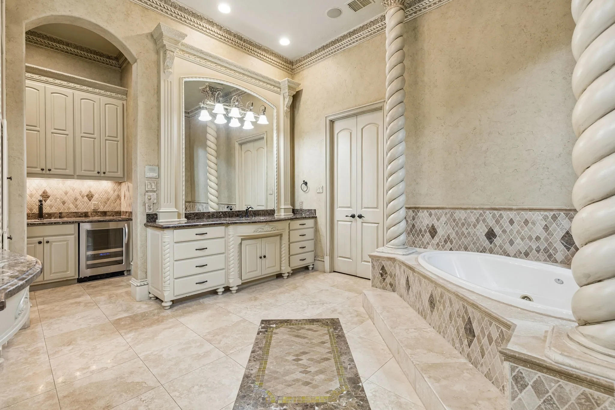 Single Family Residence For Sale in Tarrant County , 6900 King Charles Court, Colleyville, Texas 76034, 6 Bedroom, 8 Bathroom, 4 Garage spaces, 8,201 Sqft, built in 2006, mls#21281684, Real Estate Agent in Colleyville, Homes For Sale in Tarrant county, Homes For Sale in Colleyville, Realtor in Colleyville Texas, Real Estate Brokerage Independent Realty Texas, Luminita Cordes Realtor