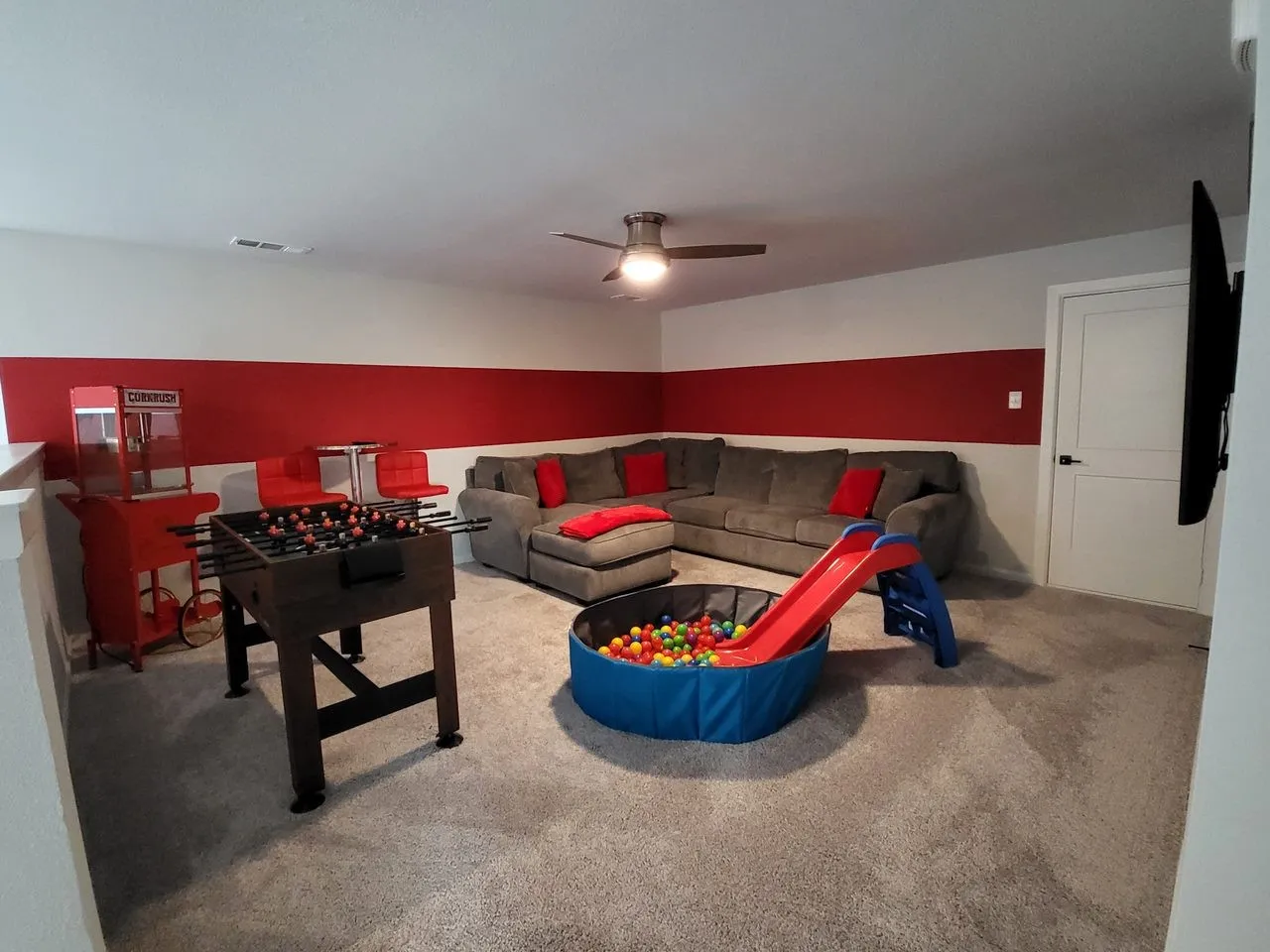 Rec room with carpet and ceiling fan